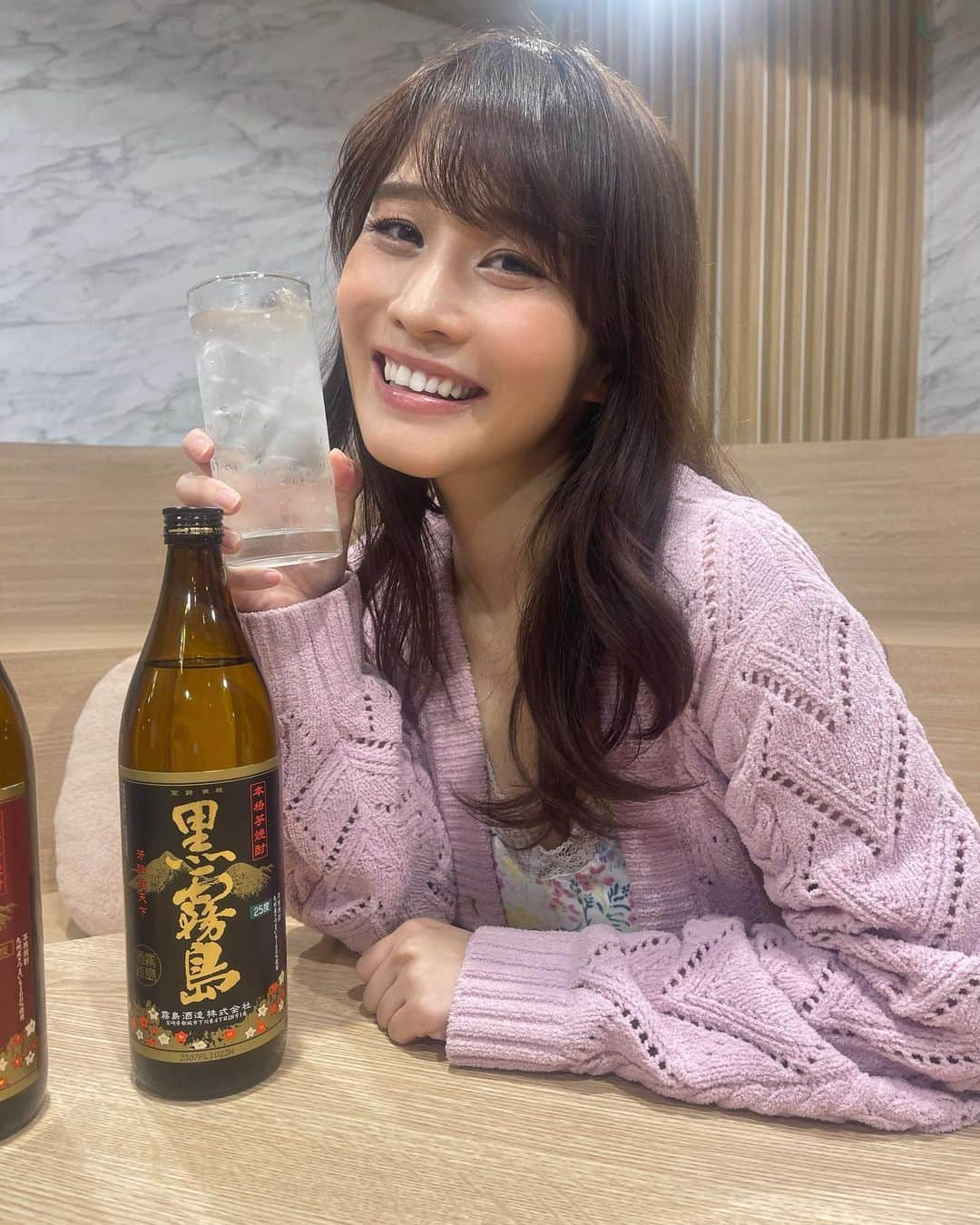 橘花凛のインスタグラム：「アサ芸さんにて、私流のお酒楽しみ方・飲み方をお話しさせていただきました☺✨ 記事の中では私の好きな本格焼酎についてピックアップさせていただいています🌸 季節やその時々で色々な楽しみ方ができるので、ぜひ参考にしてもらえたら嬉しいで す🥰 ※飲酒は 20 歳から、飲酒運転は法律で禁じられています。 #PR #霧島酒造 #黒霧島 #赤霧島 #茜霧島」