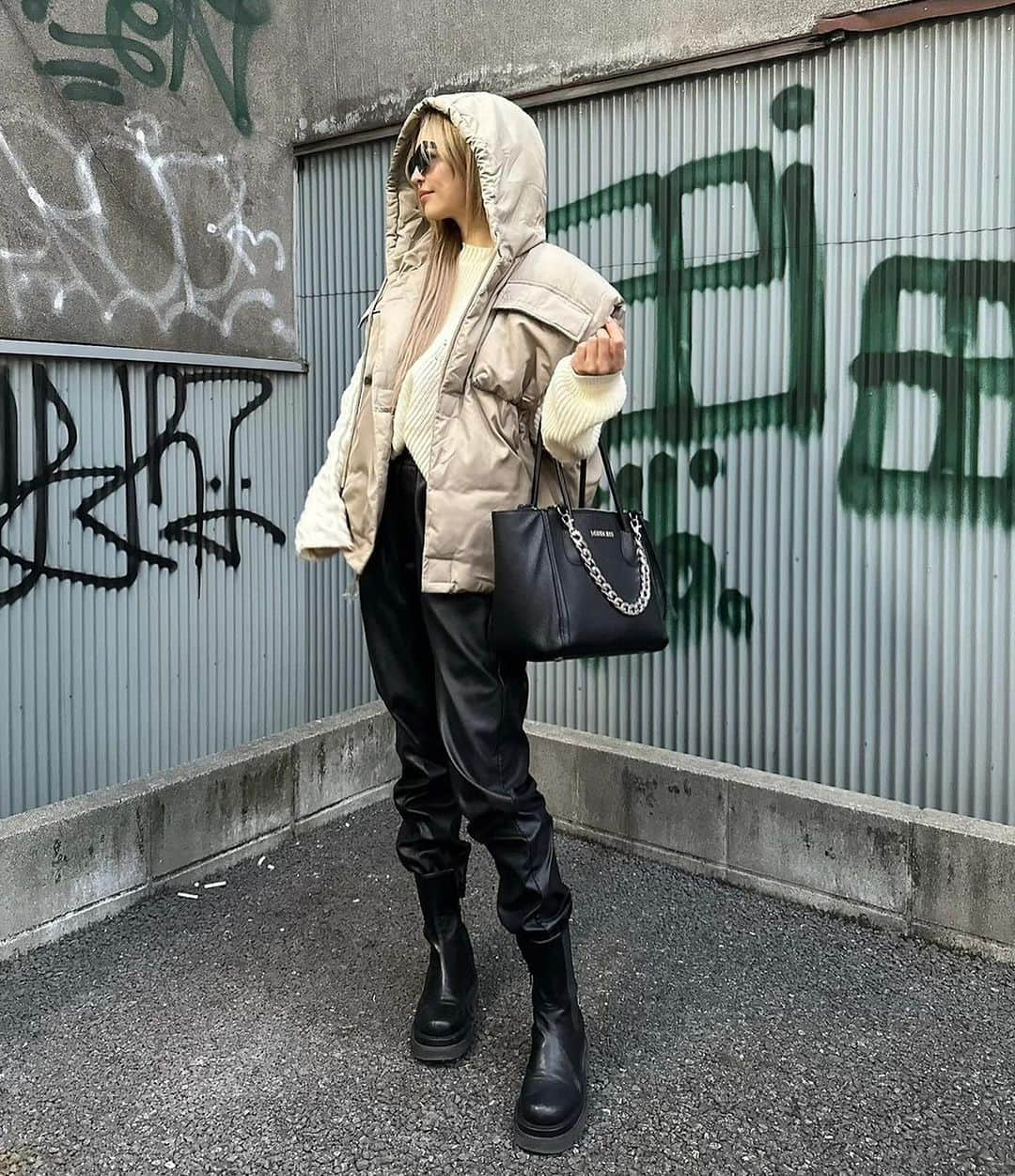 Select Shop MIRROR9のインスタグラム：「. ✔︎Hoodie padded vest/2color ¥13..750(tax in) ✔︎Relax fake leather pants ¥15,950(tax in)  model 162cm   #MIRROR9 #ミラーナイン」