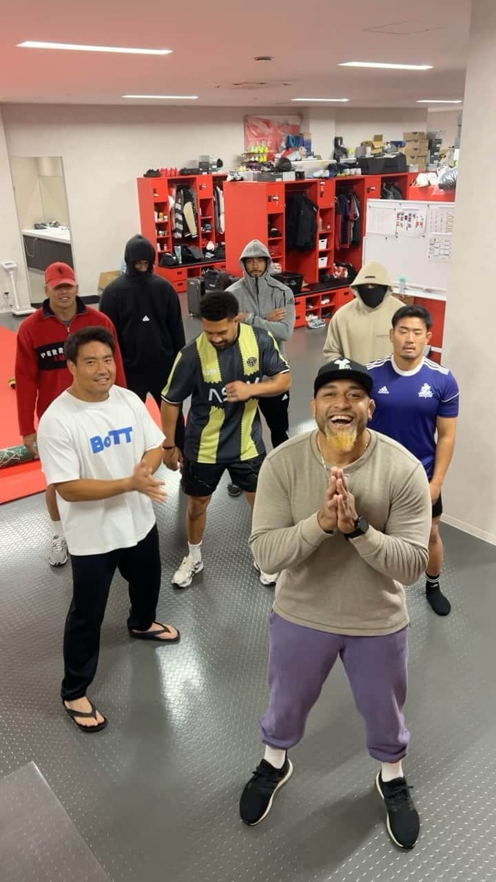 中島イシレリのインスタグラム：「いよいよ明日 Leauge One 開幕戦皆さん 応援よろしくお願いします！ まさかダンスサベア入って来た🤩 At the backrow dancers don’t be shy to show ur face😂  メンバー @ardiesavea 🫡 Tongan ninja 🥷 @ngani_laumape  Tamasii Samoa @timlafaele  @wise_raratubua baby mix @naki_saumaki The dj @kitade14 デビュー @k____ta2 普通笑  #yeaboii #kobekobelcosteelers⚓️🔴  @kobesteelers_official」