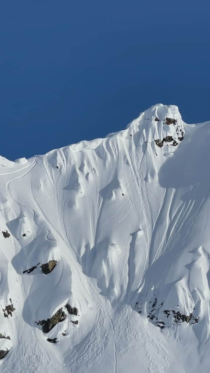 ジェイミー・アンダーソンのインスタグラム：「iPhone clips from the Alaska segment of “Reflections” 🙌   This was a trip of a lifetime! Stoked to share this film w you all, online next week! Whistler premier this Saturday (dec. 9th ) at @dustyswhistler 💜」