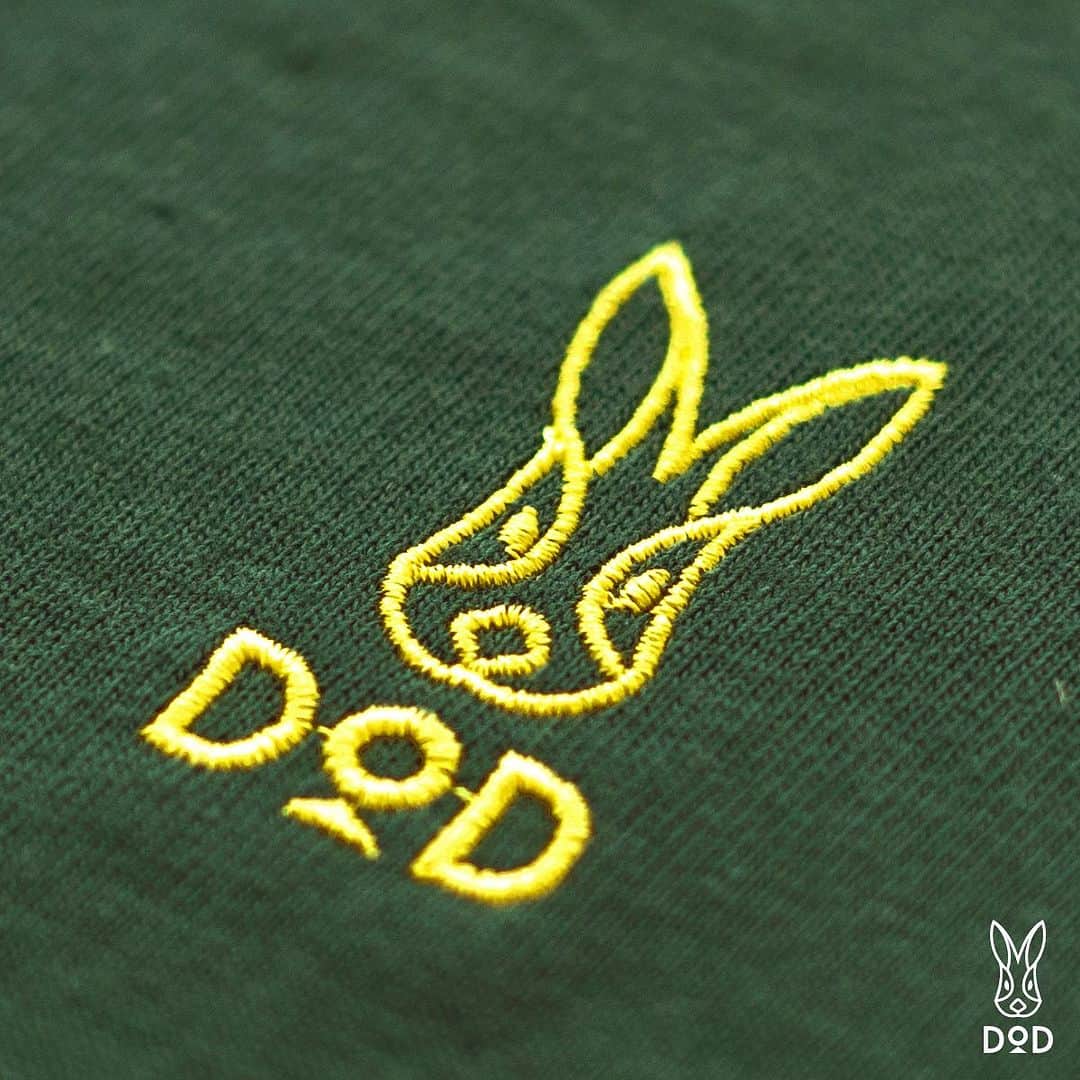 DOPPELGANGER OUTDOORさんのインスタグラム写真 - (DOPPELGANGER OUTDOORInstagram)「. \ 干支Tee 予約受付開始🐲/ . 今年もこの時期がやってきました！！  🐭　🐮　🐯　🐰　🐲　🐍  「DODの #干支Tee 企画！！！」  🐴　🐏　🐵　🐔　🐶　🐗  干支Tee6年目の2024年は辰（タツ）年。 ということで「干支Tee 辰（タツ）ver」を大公開！そして予約受付スタートです🐲 . 背中にはブランドロゴのウサギと同様に遊び心たっぷりのゆるいタッチで描かれた辰イラスト。 Tシャツのカラーも辰を連想させる深めのグリーン。2024年限定の干支Teeに仕上げました。 . 「干支Tee 辰（タツ）ver」は完全受注生産品！ つまり手に入れられるのはこの機会だけです！！ . 本日12月8日より受付開始を開始しており、締め切りは2024年1月10日のお昼12時まで🕙 商品は2024年の4月ごろ順次発送予定です。 予約受付期間が限られていますので、忘れないうちにお早めのご予約をお願いいたします🙇🏻‍♀️ Tシャツに負けずめちゃくちゃカッコよく仕上がった特設ページも必見です！！！（プロフィールのハイライト一覧に並ぶ「干支Tee 辰」より飛べます！） . 2024年の外遊びの思い出をギュギューッと詰め込むためのメモリアルTシャツ。 家族や友達みんなでオソロイして、HAVE A GOOD CAMP IN 2024！🐲 . ※12/13のお昼に干支Teeについてのライブ配信も予定しております。サイズ感など迷う方は是非こちらご視聴ください🙋🏻‍♀️ ※撮影はOIWAKE PARKキャンプ場さん（@oiwakepark）にご協力いただきました。いつもありがとうございます。 . #干支 #tシャツ #新年 #辰 #辰年 #年男 #年女 #ロゴt #限定tシャツ #2024年 #お正月 #謹賀新年 #happynewyear #oiwakepark #dod #ディーオーディー #outdoor #アウトドア #ソトアソビ #camp #キャンプ #キャンプギア #campgear #露營 #戶外 #디오디」12月8日 12時15分 - dod.camp