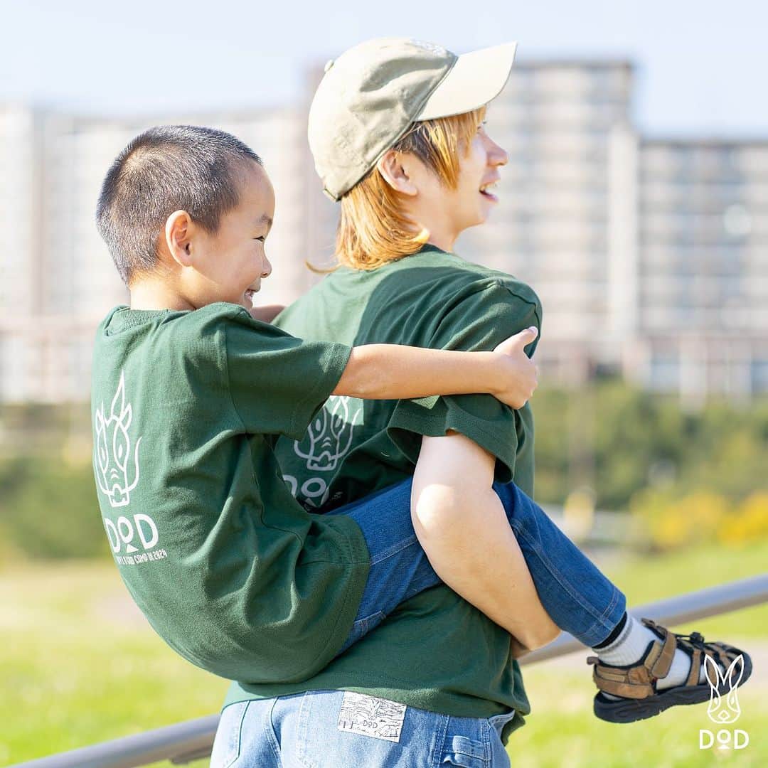 DOPPELGANGER OUTDOORさんのインスタグラム写真 - (DOPPELGANGER OUTDOORInstagram)「. \ 干支Tee 予約受付開始🐲/ . 今年もこの時期がやってきました！！  🐭　🐮　🐯　🐰　🐲　🐍  「DODの #干支Tee 企画！！！」  🐴　🐏　🐵　🐔　🐶　🐗  干支Tee6年目の2024年は辰（タツ）年。 ということで「干支Tee 辰（タツ）ver」を大公開！そして予約受付スタートです🐲 . 背中にはブランドロゴのウサギと同様に遊び心たっぷりのゆるいタッチで描かれた辰イラスト。 Tシャツのカラーも辰を連想させる深めのグリーン。2024年限定の干支Teeに仕上げました。 . 「干支Tee 辰（タツ）ver」は完全受注生産品！ つまり手に入れられるのはこの機会だけです！！ . 本日12月8日より受付開始を開始しており、締め切りは2024年1月10日のお昼12時まで🕙 商品は2024年の4月ごろ順次発送予定です。 予約受付期間が限られていますので、忘れないうちにお早めのご予約をお願いいたします🙇🏻‍♀️ Tシャツに負けずめちゃくちゃカッコよく仕上がった特設ページも必見です！！！（プロフィールのハイライト一覧に並ぶ「干支Tee 辰」より飛べます！） . 2024年の外遊びの思い出をギュギューッと詰め込むためのメモリアルTシャツ。 家族や友達みんなでオソロイして、HAVE A GOOD CAMP IN 2024！🐲 . ※12/13のお昼に干支Teeについてのライブ配信も予定しております。サイズ感など迷う方は是非こちらご視聴ください🙋🏻‍♀️ ※撮影はOIWAKE PARKキャンプ場さん（@oiwakepark）にご協力いただきました。いつもありがとうございます。 . #干支 #tシャツ #新年 #辰 #辰年 #年男 #年女 #ロゴt #限定tシャツ #2024年 #お正月 #謹賀新年 #happynewyear #oiwakepark #dod #ディーオーディー #outdoor #アウトドア #ソトアソビ #camp #キャンプ #キャンプギア #campgear #露營 #戶外 #디오디」12月8日 12時15分 - dod.camp