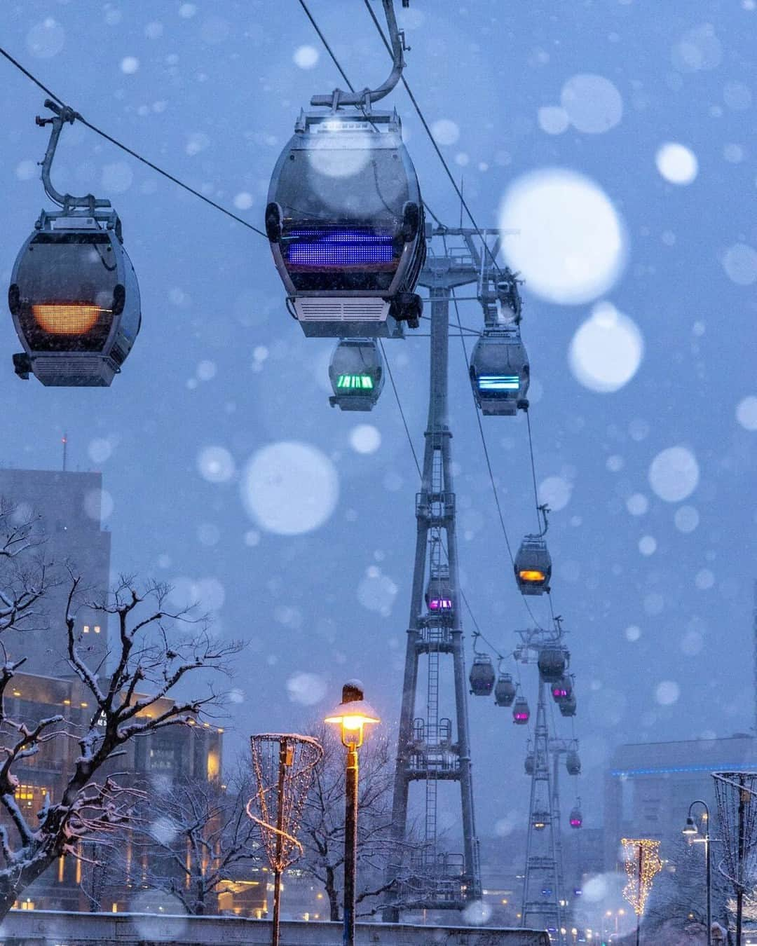 東京カメラ部 横浜分室さんのインスタグラム写真 - (東京カメラ部 横浜分室Instagram)「Photo by @kanon_pachelbel 「YOKOHAMA AIR CABIN」 https://www.instagram.com/p/CnnM_SPyP2n/ . いいね！＆コメント大歓迎！ ※投稿に関するご注意・ポリシーは東京カメラ部に準じます。詳しくは下記をご覧ください。 https://fb.minpos.com/fb/willvii/camera_jpn/static/guideline . #みなとみらい線フォト散歩 #みなとみらい線フォトさんぽ #みなとみらい線 #横浜 #新高島 #みなとみらい #馬車道 #日本大通り #元町中華街 #yokohama #東京カメラ部 #Japan #photo #写真 #日本 Follow: @TCC.Yokohama . ※各種法令、マナー、関係者の指示に従った撮影をお願いします。 *Please ensure that your photography adheres to all relevant laws, etiquette, and instructions issued by authorized persons.」12月8日 11時00分 - tcc.yokohama