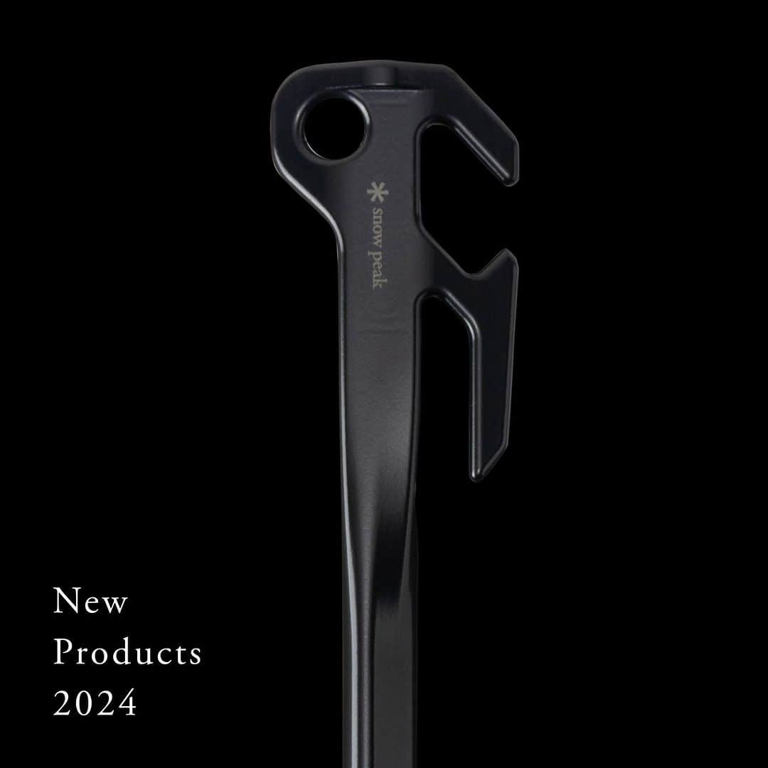 Snow Peakのインスタグラム：「【New Products 2024】 2023年12月16日（土）発売。 新製品「ソリッドステークデルタ」  設営・撤収時のストレスを軽減。 新機能を搭載した鍛造ペグ。  「ソリッドステーク」で培った知見と技術を活かして誕生した新型ペグ。地面に打ち込みやすく、捻って抜きやすい三角形状です。2か所に設けたフックにより、打ち込み後でもロープ等を上側のフックに掛けられ、ペグの打ち直しを必要としません。  詳細は特設サイトにて。 ストーリーズのリンクよりご覧いただけます。  #ソリッドステークデルタ #DeltaSolidStake #ペグ #キャンプ #camping #outdoor #snowpeak #NOASOBI #スノーピーク #人生に野遊びを」