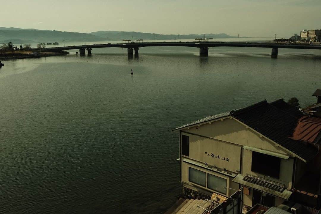 佐野史郎さんのインスタグラム写真 - (佐野史郎Instagram)「#松江 #宍道湖 #大橋 #NHK松江 #島根マルチバース伝 #ロケ地 より  撮影現場の向かい側のビルにある、四本の柱の跡は、昭和30年代、僕が小学生の頃は電波塔の形の広告塔がありました。 夜景、ネオン管がモダンで美しくて…。 今で言う、昭和レトロモダンの建物が連なる素敵な街でした。 今は、古い建物はどんどん壊されていってるけど、よく見ると、街のそこかしこに痕跡が… 今のうちに、色々、撮影しておかなきゃ‼︎😅」12月8日 11時01分 - sanovabitch