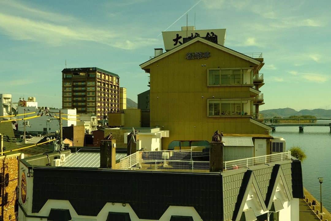 佐野史郎さんのインスタグラム写真 - (佐野史郎Instagram)「#松江 #宍道湖 #大橋 #NHK松江 #島根マルチバース伝 #ロケ地 より  撮影現場の向かい側のビルにある、四本の柱の跡は、昭和30年代、僕が小学生の頃は電波塔の形の広告塔がありました。 夜景、ネオン管がモダンで美しくて…。 今で言う、昭和レトロモダンの建物が連なる素敵な街でした。 今は、古い建物はどんどん壊されていってるけど、よく見ると、街のそこかしこに痕跡が… 今のうちに、色々、撮影しておかなきゃ‼︎😅」12月8日 11時01分 - sanovabitch