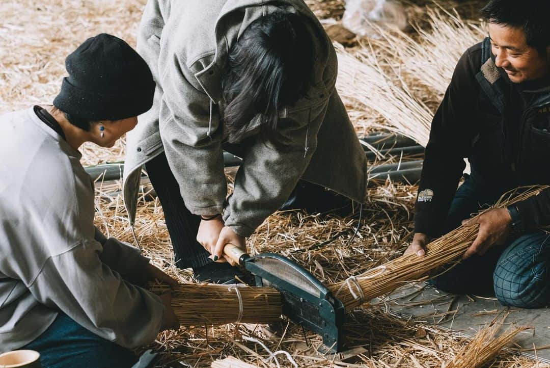 行方 久子 Hisako Namekataさんのインスタグラム写真 - (行方 久子 Hisako NamekataInstagram)「. @asogreenstock 熊本県　「阿蘇草原プロジェクト」  茅葺き屋根職人 @aso_kayabuki さんのところで 屋根の葺き方などいろいろ教えていただきました。  しめ縄や門松を茅で作るワークショップも企画してくださったので、 みんなでワイワイ楽しく学びながら遊びました。」12月8日 11時01分 - hisakonamekata