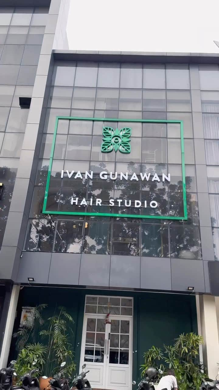 Ivan Gunawanのインスタグラム：「Hii Hairesss🥰  Udah mau 2024 tapi masih bingung pilih salon yang punya treatment lengkap dari rambut hingga kuku??  Ivan Gunawan Hair Studio jawabannya❤️ Disini kamu bisa berbagai macam treatment loh! diantaranya :  ✅ Hair cut & Hair color ✅ Hair treatment ✅ Reflexology  ✅ Nail treatment ✅ Eyelash extension  Nail & Eyelash treatment by @linneabeautybar_id   Ivan Gunawan Hair Studio buka dari jam 08.00 - 20.00 WIB ya hairess!! See you there 🥰❤️  GOOD HAIR, GOOD MOOD, GOOD DAY🤍   RESERVASI : 📍Kebayoran Arcade 5 Bintaro blok KA/F5-23 📞 +6282111658338, WA +6281318969655」