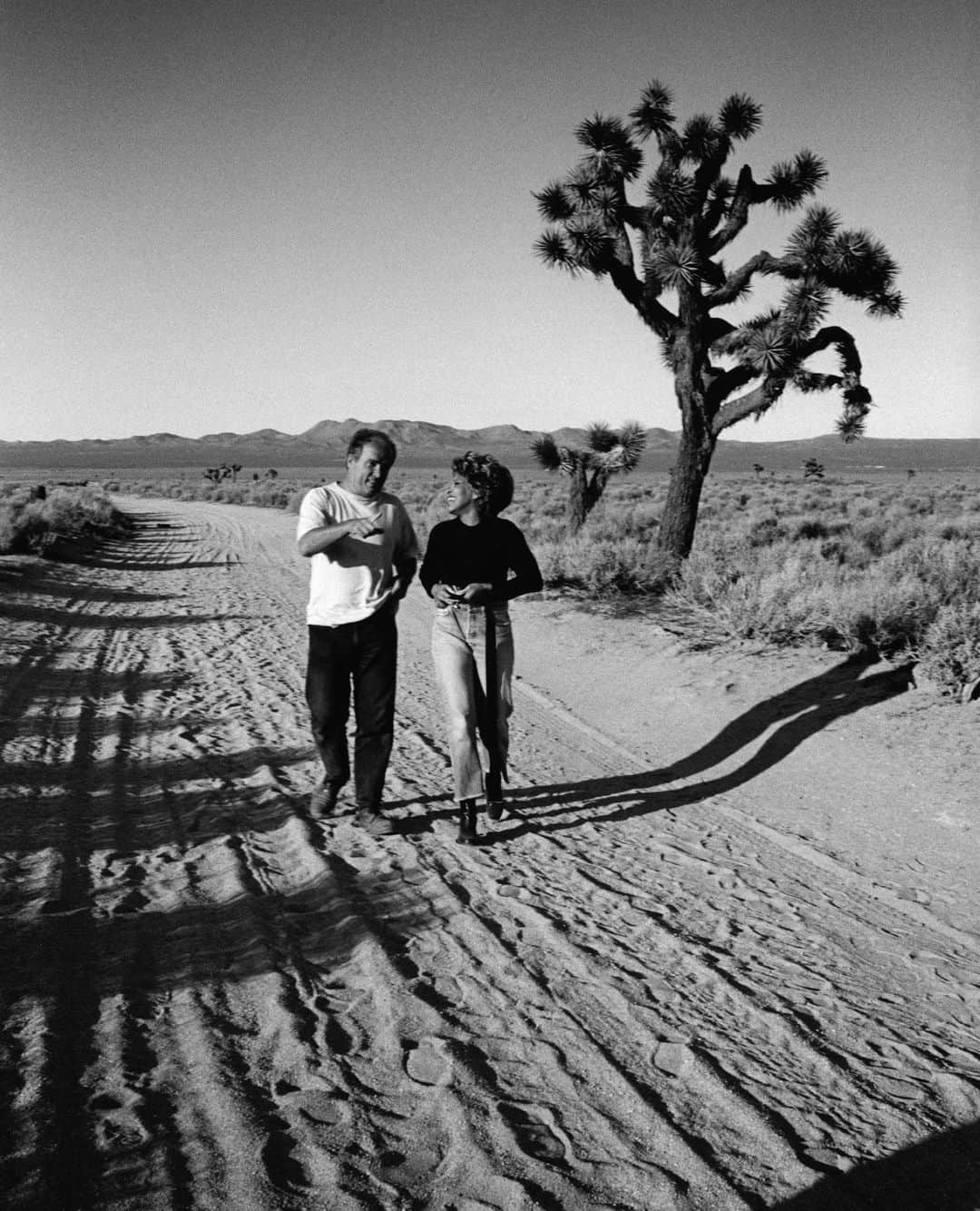 ピーター・リンドバーグのインスタグラム：「TINA TURNER & PETER LINDBERGH, MOJAVE DESERT, CALIFORNIA 1993」