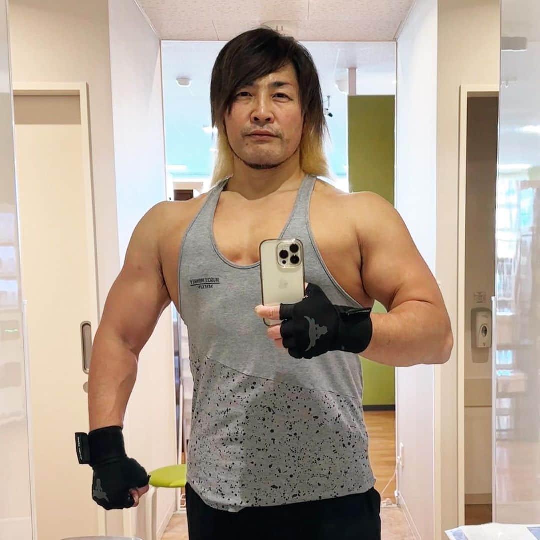 棚橋弘至のインスタグラム：「#肩トレ #shoulderworkout  山岸さん @hideyamagishi の肩のワークアウト動画を観て、ジムへ。よいトレができました🍈(￣(工)￣)🍈  #anytimefitness  #髪型は忘れてあげて 😭」