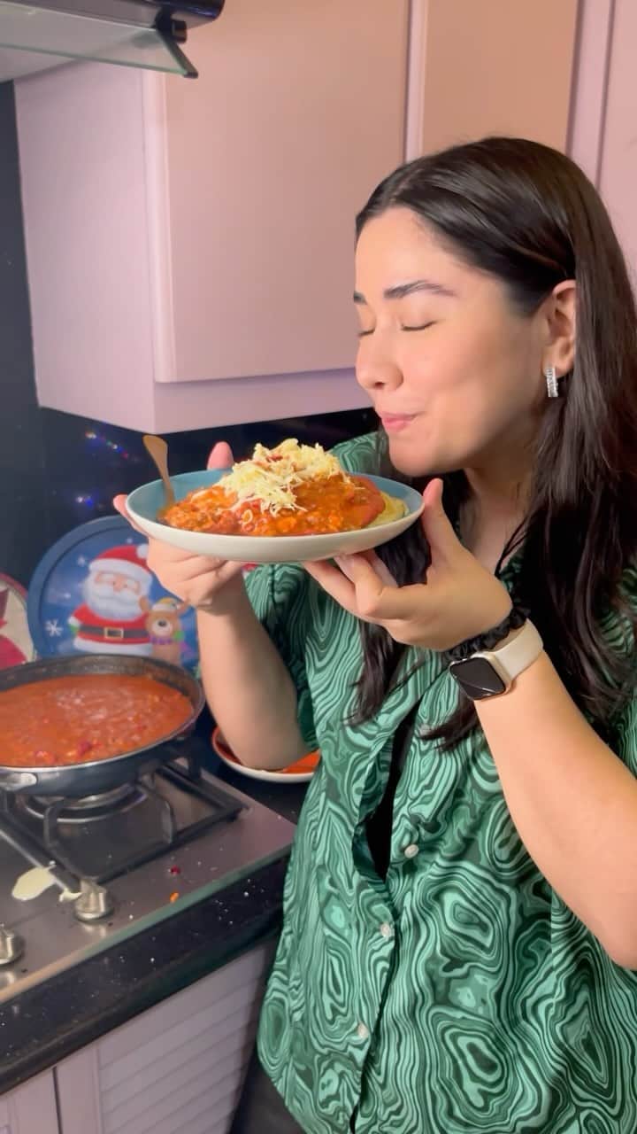 ローレン・ヤングのインスタグラム：「My childhood favorite Pinoy Spaghetti tuwing pasko na mas pinasarap with Jolly Cow Condensada. 🎄 Mas creamy, matamis at masarap pag ito ang ginamit niyo. 🥰  #CreamySarap #JollyCowPH @jollycowph」