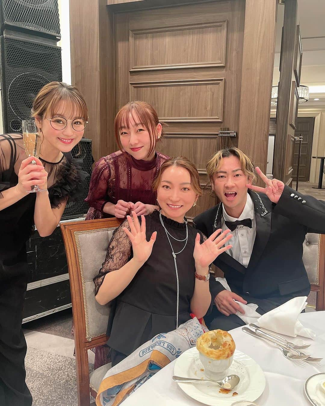 TOMO のインスタグラム：「愛に溢れた空間でした！  同じテーブルの @nana_suzuki79 @katoayana0412 @akarisuda  みなさまありがとうございました！ 完全に女子会席でいつも通りのTomoでしたw  ちなみに席の名前はYeahめっちゃホリデーw  #山本圭壱 さん#西野未姫 #結婚式」