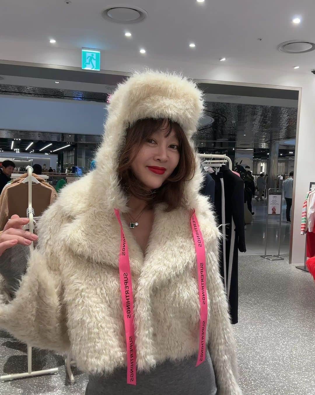 イ・スンヨンのインスタグラム：「첫째 둘째 페이지의 페이크퍼쟈켓은 @superthingskr  에문의하시구요~  나머지는 마고샵에 @mago12_official  열려있어요🙏🙏  좋은원단 기가막힌 패턴  합리적가격  거기에 공구혜택 가득한 미쿡세일방식‼️‼️‼️‼️  공구끝남과동시에  가격은 제자리로~!!!  연말전에 득템하시구요~~--♡  예쁜 반짝이들로 찾아뵐께요~~♡!!!  꺄아아❤️❤️❤️❤️  #선물선물 #기분좋게 #예뻐지자구요😍👏」