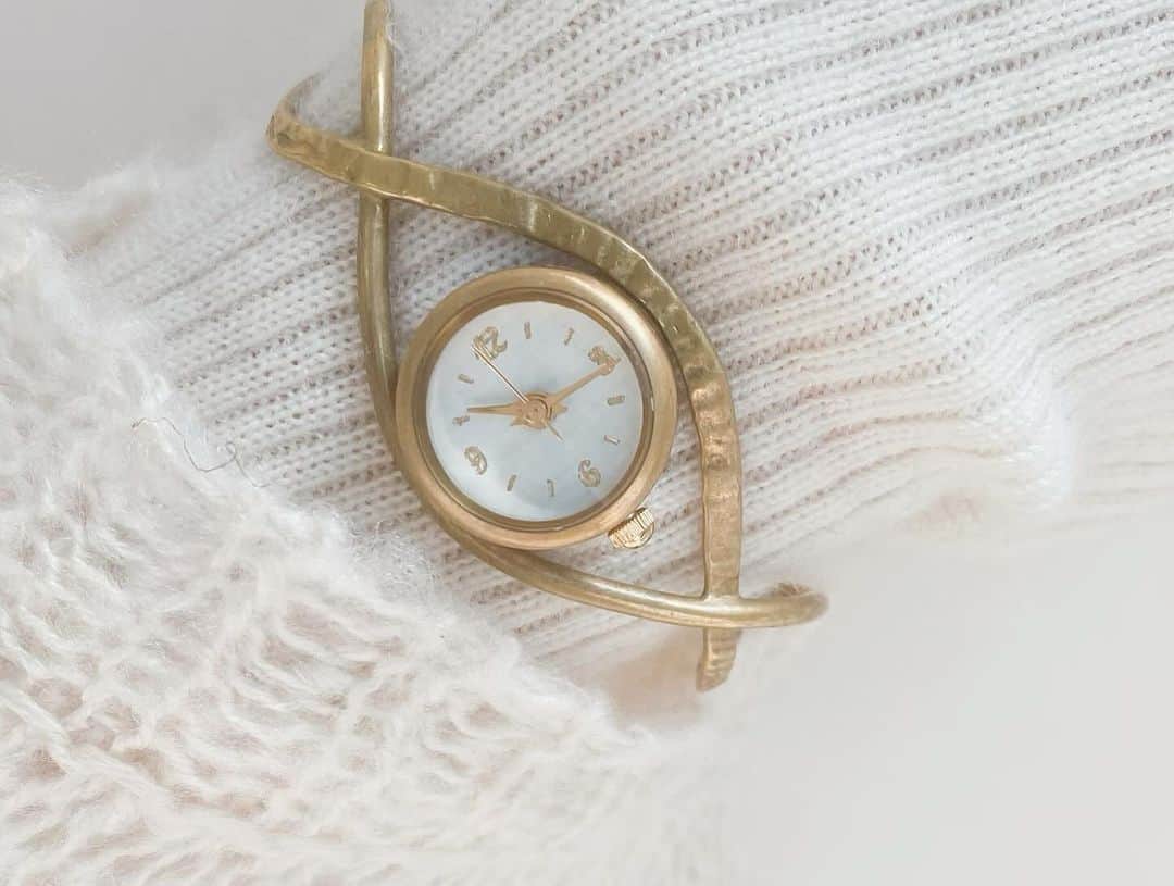 宮原幸恵さんのインスタグラム写真 - (宮原幸恵Instagram)「⌚️🤍🫧  お気に入りの @mu_ra.rakuten さんの時計をご紹介🫶  一目惚れして購入してから ずっと長いことつけてた 真鍮の時計がすごく好きで🥰 （２枚目）  でも最近は シルバーアクセにハマってるので それにあわせてシルバーの時計をつけてます🤍 （同じく @mu_ra.rakuten さんの）  時計と同じデザインのバングルを 一緒に購入して重ね付け🤍🩶  こっちも可愛い😍  実店舗（本店）がLilyから歩いて すぐのところにあるから 気になる人は帰りに寄ってみてね！  インテリアも可愛いの！！  是非〜🕊️  #腕時計」12月8日 11時17分 - yu.ki.0117