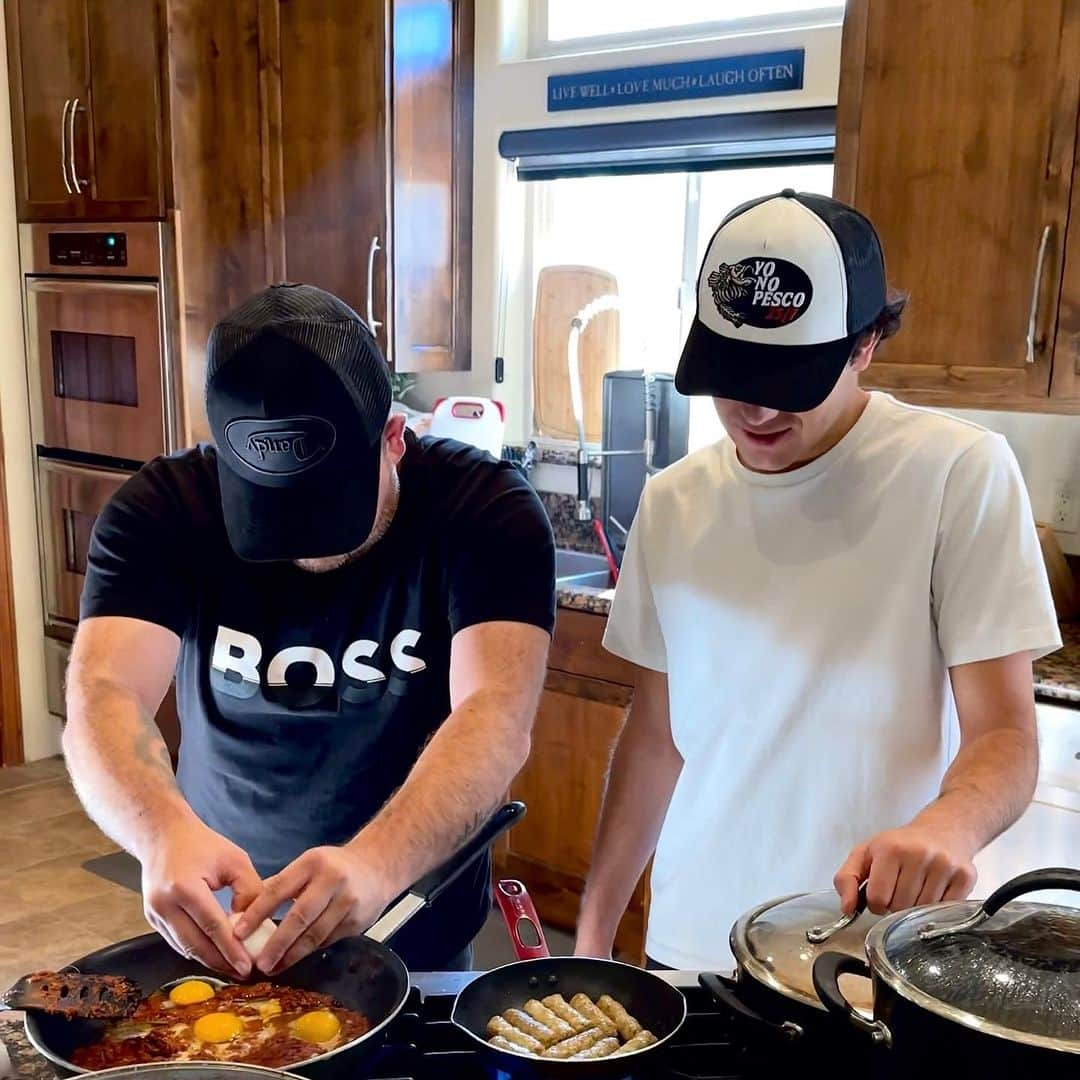 ケビン・オーティズさんのインスタグラム写真 - (ケビン・オーティズInstagram)「por aquí enseñándole a mi carnal a cocinar 🧑‍🍳 acompañado de buenas amistades.   denle amor a la foto plebes ❤️ #bigbearlake #bigbear #kevinortiz #oscarortiz #nieve #frio #cabañas #california」12月8日 11時17分 - kevinortizoficial