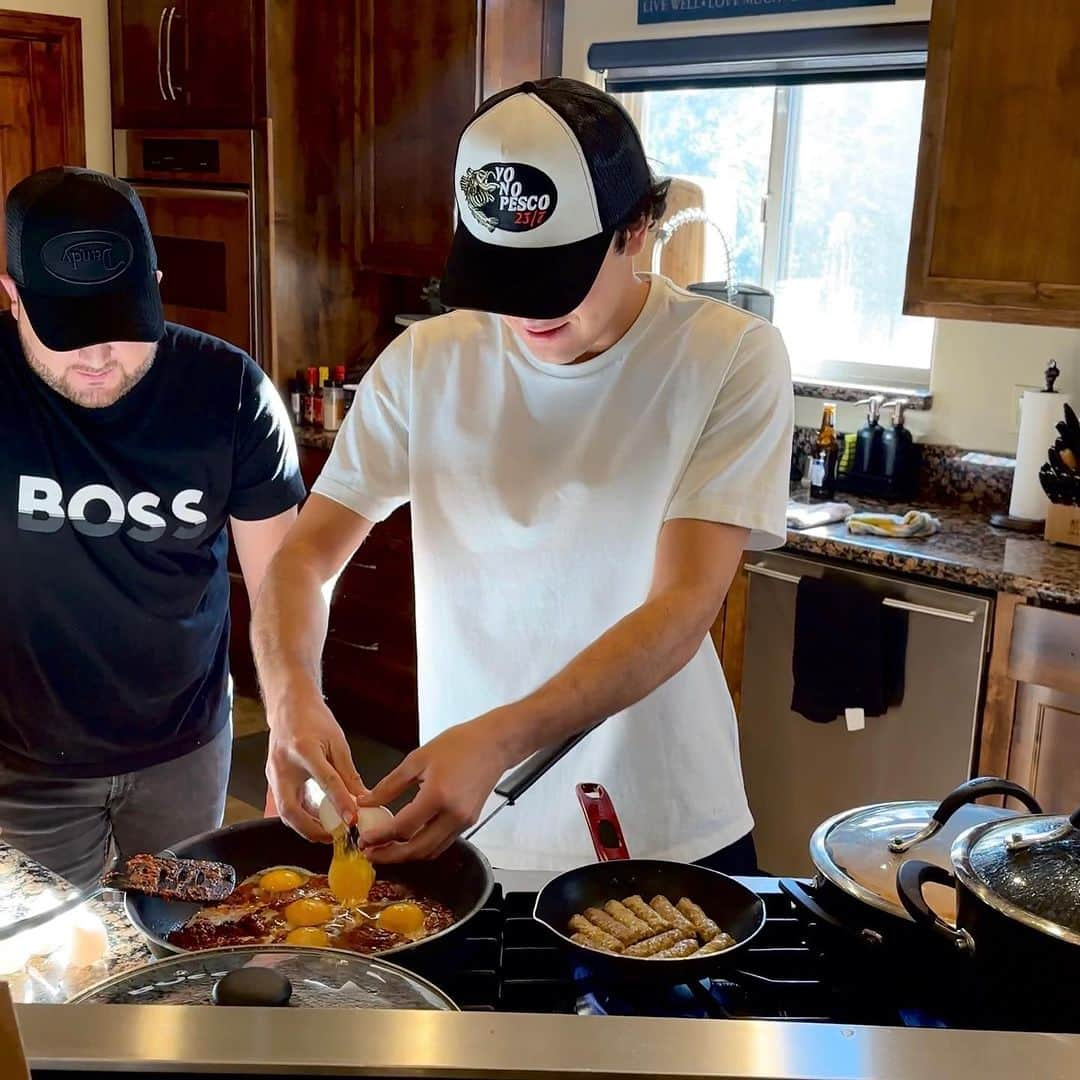 ケビン・オーティズさんのインスタグラム写真 - (ケビン・オーティズInstagram)「por aquí enseñándole a mi carnal a cocinar 🧑‍🍳 acompañado de buenas amistades.   denle amor a la foto plebes ❤️ #bigbearlake #bigbear #kevinortiz #oscarortiz #nieve #frio #cabañas #california」12月8日 11時17分 - kevinortizoficial