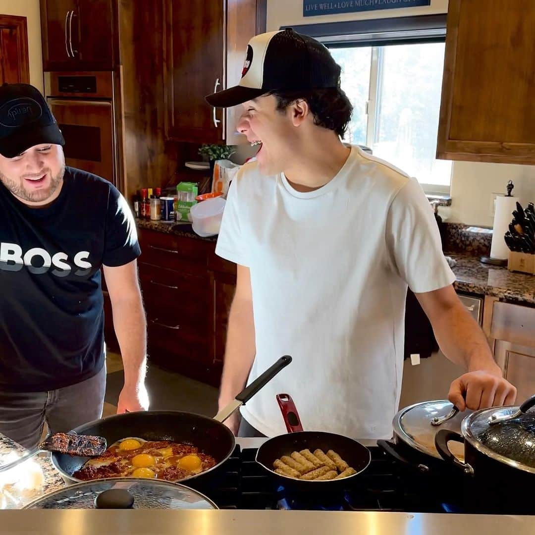 ケビン・オーティズさんのインスタグラム写真 - (ケビン・オーティズInstagram)「por aquí enseñándole a mi carnal a cocinar 🧑‍🍳 acompañado de buenas amistades.   denle amor a la foto plebes ❤️ #bigbearlake #bigbear #kevinortiz #oscarortiz #nieve #frio #cabañas #california」12月8日 11時17分 - kevinortizoficial