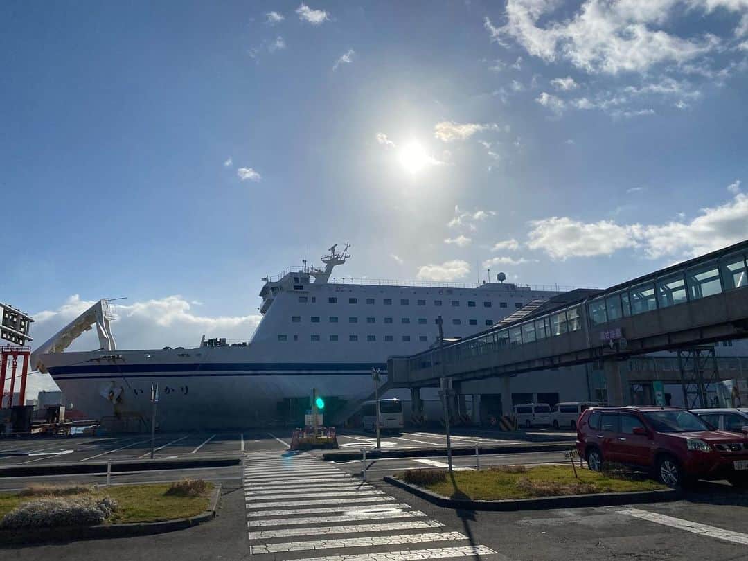 タテタカコのインスタグラム：「北海道におじゃまいたします。 今までにない、ダイナミックな海と船⛴️の渦の旅でした🦐」