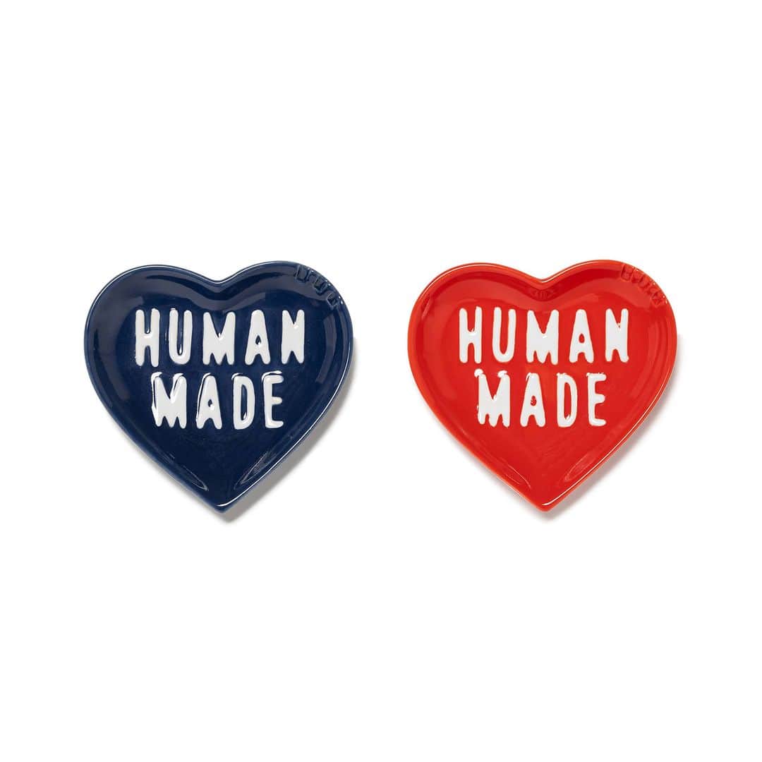 HUMAN MADEのインスタグラム：「"HEART CERAMICS TRAY” will be available at 9th December 11:00am (JST) at Human Made stores mentioned below.  12月9日AM11時より、"HEART CERAMICS TRAY” が HUMAN MADE のオンラインストア並びに下記の直営店舗にて発売となります。  [取り扱い直営店舗 - Available at these Human Made stores] ■ HUMAN MADE ONLINE STORE ■ HUMAN MADE OFFLINE STORE ■ HUMAN MADE HARAJUKU ■ HUMAN MADE SHIBUYA PARCO ■ HUMAN MADE 1928 ■ HUMAN MADE SHINSAIBASHI PARCO ■ HUMAN MADE SAPPORO  *在庫状況は各店舗までお問い合わせください。 *Please contact each store for stock status.  ハートを象った、セラミックトレイ。ジュエリートレイなどにも使えるアイテムです。  一点一点手作業で着彩しているので、個体差がございます。予めご了承ください。  Heart-shaped ceramic tray that can be used for  displaying jewelry, pins and other small accessories.  *Please be aware that each product differs slightly in terms of texture due to the hand-painting.」