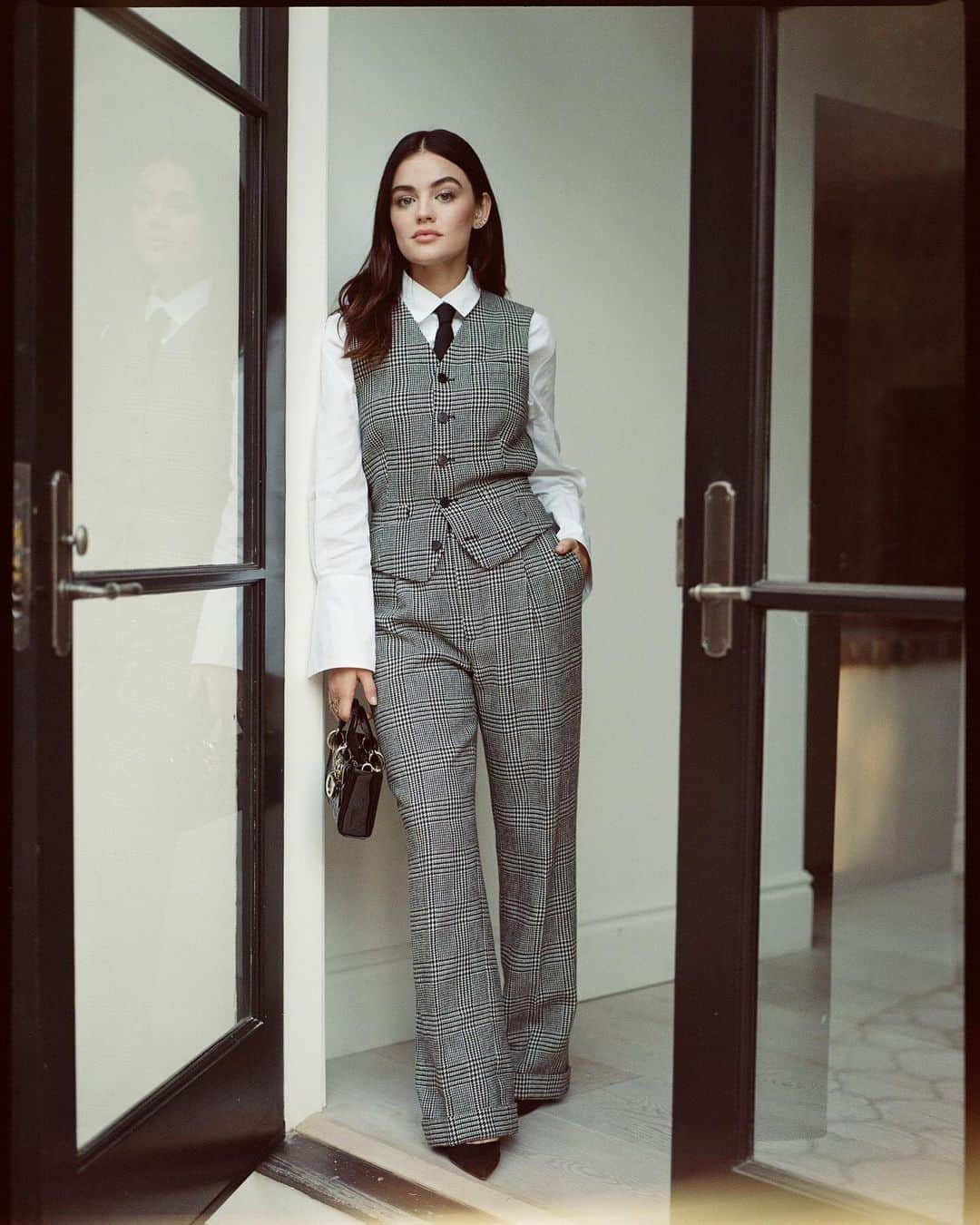 ルーシー・ヘイルさんのインスタグラム写真 - (ルーシー・ヘイルInstagram)「giving my best @diane_keaton for todays @hollywoodreporter Women in Entertainment breakfast in @dior 🖤  📷: @claireleahy  @mollyddickson  @fionastiles  @hairbyjohnd」12月8日 11時21分 - lucyhale