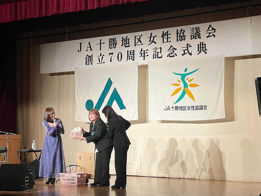 半崎美子さんのインスタグラム写真 - (半崎美子Instagram)「「JA十勝地区女性協議会７０周年記念式典」でコンサートでした。毎日、大地恵み、命の糧をいただき元気に歌うことができています。いち消費者として感謝の気持ちを込めてお届けしました🎤ダンボールいっぱいの農産物まで頂き、有難き帰り道。ついに池田町のラーメン屋さん再来へ。約束を果たせて感激の一枚。  #ja十勝 #ja女性部  #再来 #半崎美子」12月8日 22時19分 - yoshikohanzaki