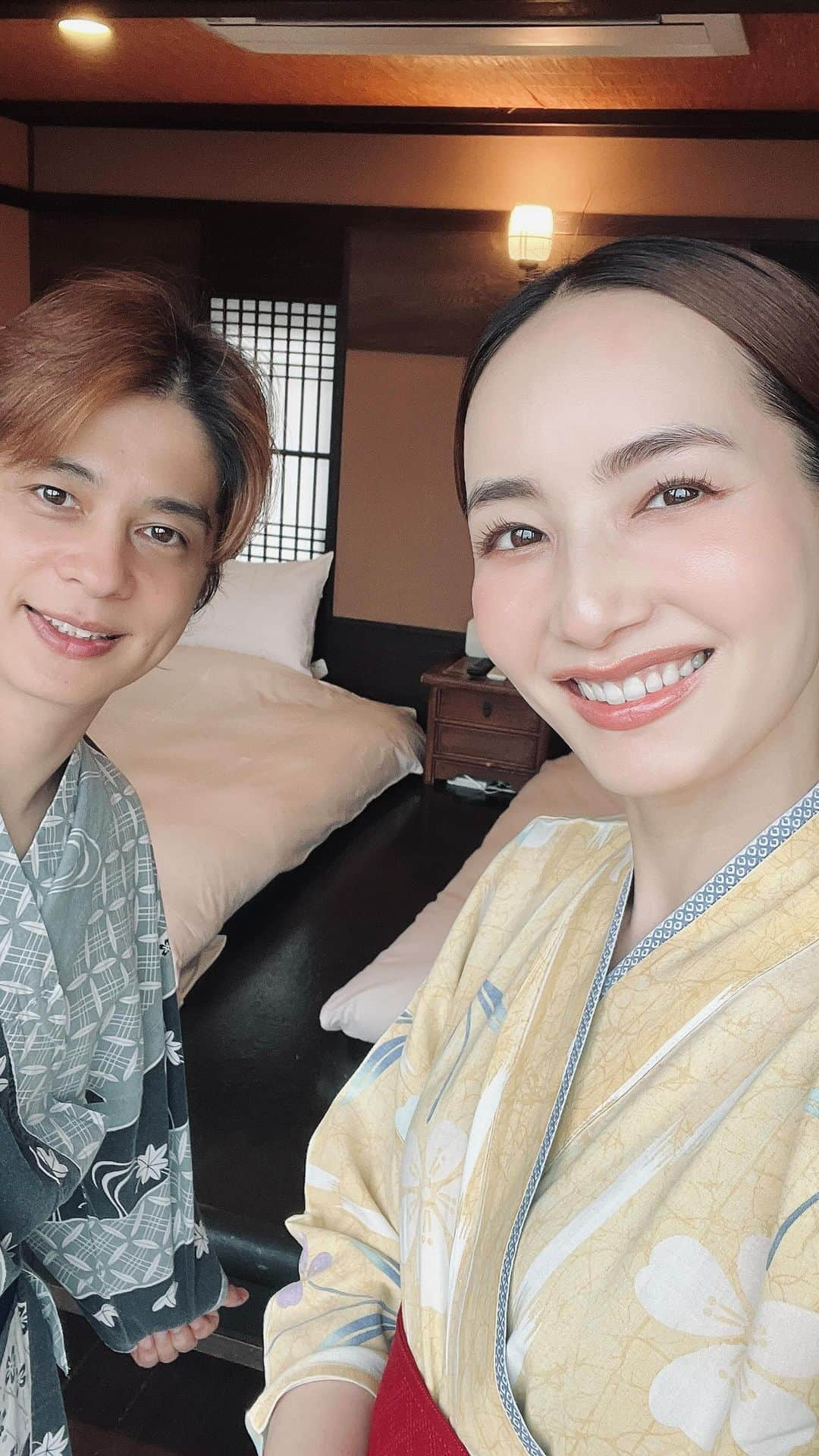 辻元舞のインスタグラム：「. 結婚10周年記念に夫婦旅行に行きました♨️ 2人だけの旅行なんて、出産前の8年ぶり！ 長男は泊まりの学校行事で不在、次男はスクールのお迎えから次の日の送りまでを兄が見てくれました🙇🏻‍♀️  普段は息子達の声で夫婦の会話もままならないのですが、驚くほどの静寂に「息子達が巣立って行くとこうなるんだね…」と夫婦でしんみり。 手がかかる、手がかけられる時期って幸せなことなんだと改めて気付かされました👶🏻👦🏻  急遽の宿探しでしたが、ポンと希望日の1日だけ空きがあった、お宿うち山さん @oyadouchiyama 全6室で全部屋客室露天風呂付き、部屋食のひたすらのんびり出来る最高のお宿でした🫠♨️  結婚11年目も仲良くやっていきましょう！ 1泊2日の様子はYouTubeで是非ご覧ください🫶🏻」