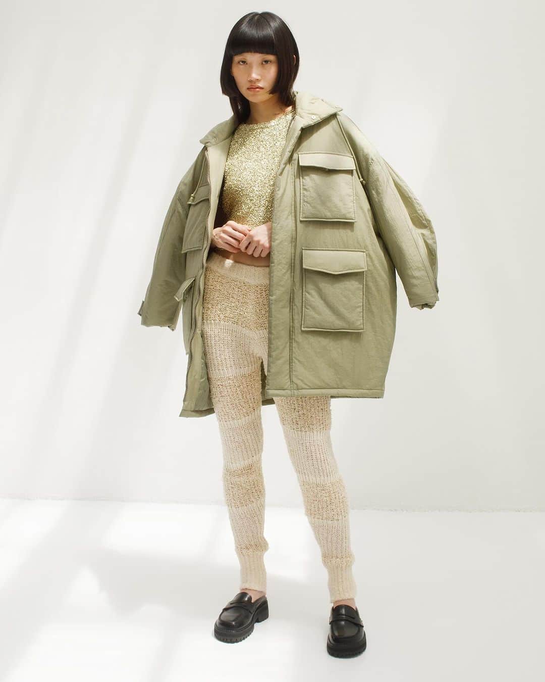 leinwande_officialのインスタグラム：「ㅤㅤㅤㅤㅤㅤㅤㅤㅤㅤㅤㅤㅤ leinwände 23autumn/winter collection -M65 Long Puffer- ㅤㅤㅤㅤㅤㅤㅤㅤㅤㅤㅤㅤㅤ 体の熱を利用した蓄熱と、 湿気は外に逃す機能中綿を採用し軽く暖かい。 メンズライクなボディとは対照的に袖のバルーンフォルムで女性的に仕上げた。 ㅤㅤㅤㅤㅤㅤㅤㅤㅤㅤㅤㅤㅤ #leinwände #leinwande」