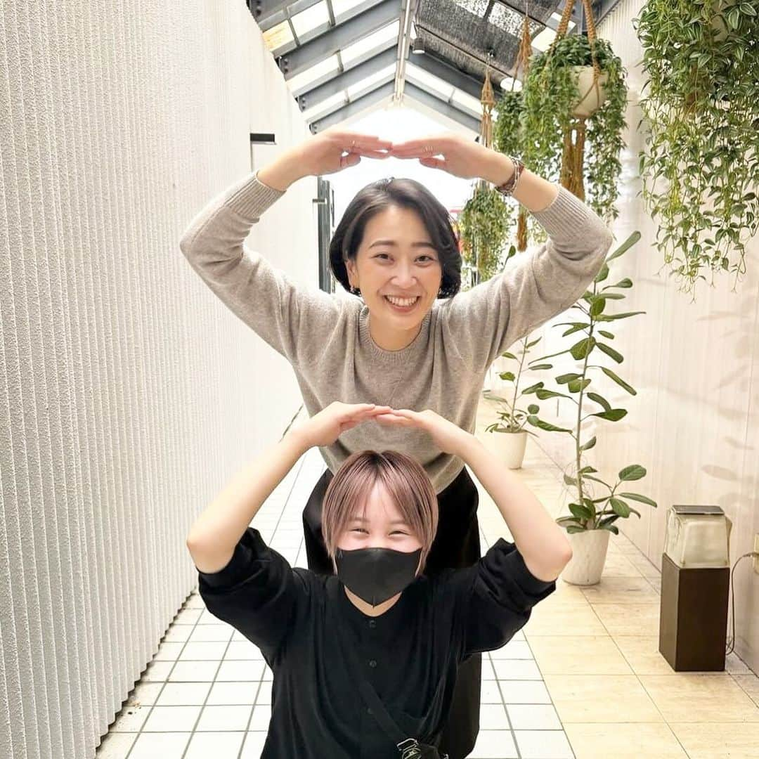 加藤沙知さんのインスタグラム写真 - (加藤沙知Instagram)「今週も有難うございました🙇‍♀️  1＆2枚目は、ヘアセットでお世話になっている美容室にて☺️ 毎回、セット後にヘアセットの写真を撮影するのですが…  その他、その時々にあったポーズでも撮影しています🤭笑  1枚目:12/8(金)のテーマは【大安】見えます？🤭 2枚目:12/7(木)のテーマは【雪だるま】 楽しい美容室の皆様に感謝❤️  3枚目:12月4日(月) 4枚目:12月5日(火) 5枚目:12月6日(水) 6枚目:12月7日(木) 7枚目:12月8日(金) 8枚目:ヘアセット  詳しくは、番組のアカウント(@check.mrt )までお願いします🙇‍♀️  #MRT#チェック#check #衣装#コーディネート #オフィスコーデ#通勤コーデ #ヘアセット#ショートカット #アナウンサー#カーディガン#スカート#ワンピース」12月8日 22時16分 - mrt.kato