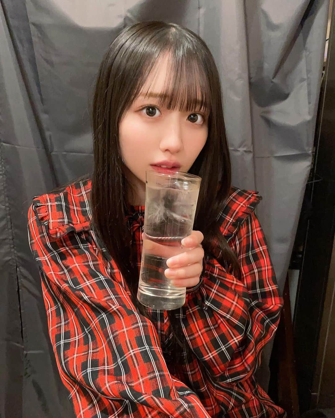 柳川みあのインスタグラム：「ただの水でかっこつけてる人😹水かカフェラテしか飲まん～😽✊🏻」