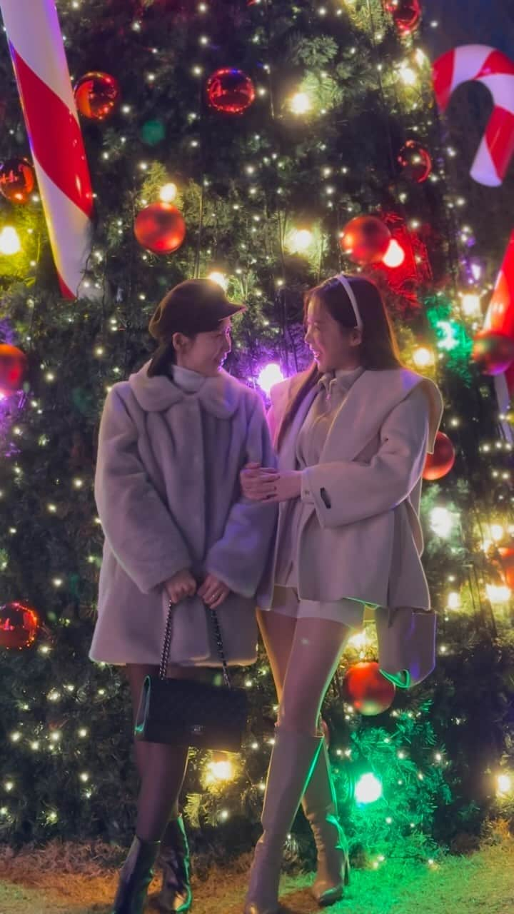 チョア のインスタグラム：「#시몬스테라스  크리스마스마켓에서 쌍둥이데이트🎄 예쁜트리에 마켓 구경하고 맛난것두 먹구  크리스마스 분위기 제대로,,🎅🏻🎁 마켓은 이번 주말12/10, 트리는 1/1일까지래요! 꼭 가서 예쁜거 잔뜩 보구 오세요🫶🏻✨」