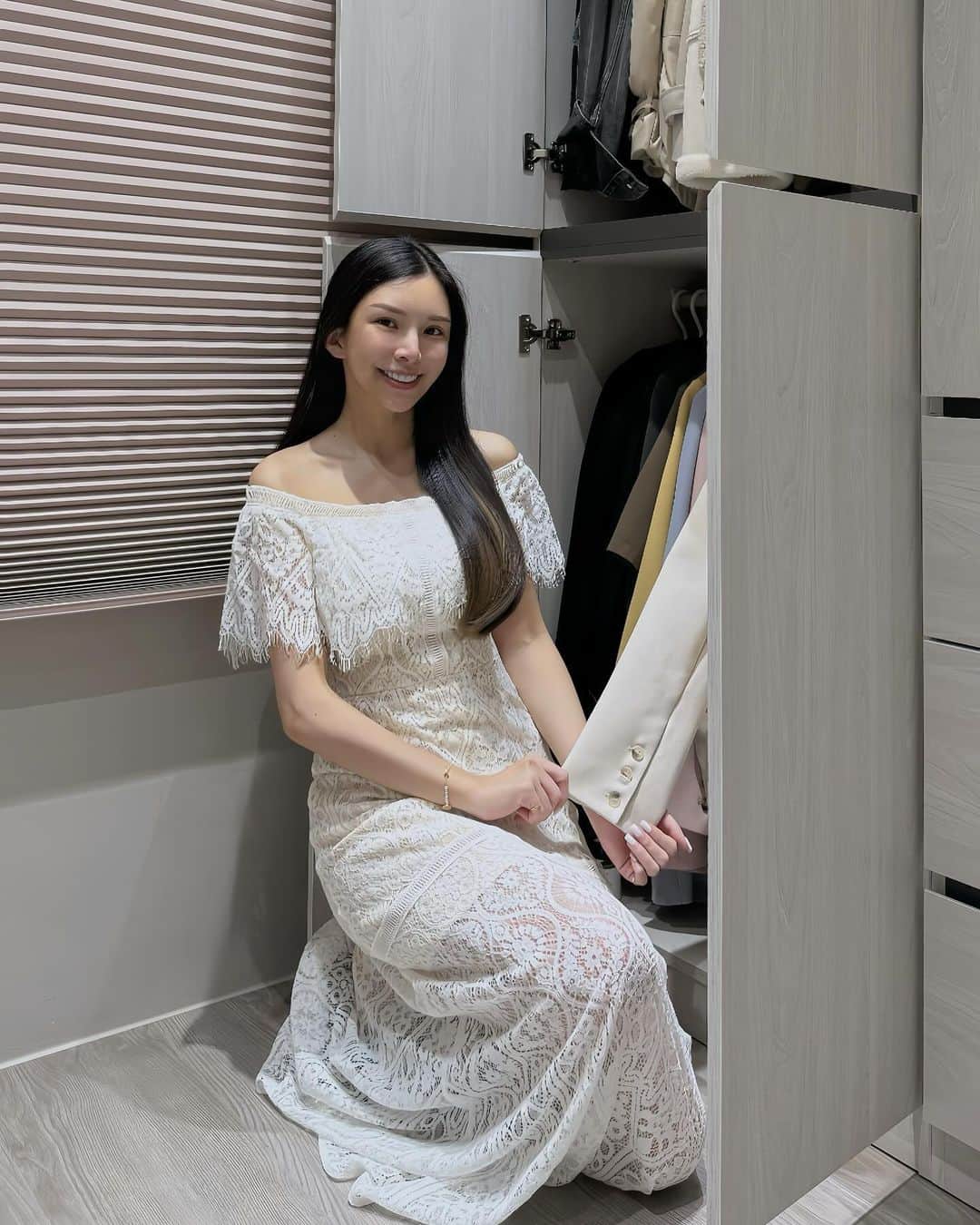 蘇心甯のインスタグラム：「家裡有超強收納的大衣櫥真的好讚！冬季外套、各種戰袍、娃娃、厚被、行李箱、女明星的秘密㊙️通通都可以丟進去大衣櫥～整個更衣室好高級好乾淨！在家看了很放鬆，心情超級好～  搬進新家一年的時間，我整個發現收納不夠！超多衣服無家可歸的狀況⋯如果請木工來訂製衣櫥，那家裡一定會有很多粉塵，造成很難清潔的狀態⋯所以決定用現成的美美衣櫥，輕鬆解決我的煩惱😚  身為一個精打細算的小資媽媽 @萊可家居 Like Furniture 的衣櫥是我首選！這一組接近我地板顏色的新品～艾倫組合高衣櫥！無把手設計超時尚，全系列採系統式厚封邊設計，整組可供需求拆開選購，真的超貼心的😍  中間還有小插曲，因為我的更衣室上方剛好有樑，衣櫥上櫃太高裝不上去，可是我真的超喜歡整組系統感的，跟專員溝通、協助客製高度後報價，補一些費用就可以得到像超值的系統衣櫥一樣～CP值超高🫢  🅻🅸🅺🅴萊可家居 🅻🅰🅻🅰專屬優惠 即日起至12/31止 跟LALA購買同款衣櫥優惠86折 加碼 滿萬再折抵現金 再送專業師傅到府安裝  #萊可家居  @likefurniture2019  彰化花壇鄉中山路2段23號  🚄離 台中高鐵站 車程20分鐘 🚆離 花壇火車站 步行3分鐘 到府宅配🚚台灣本島❰台北到屏東❱ 客服專線0966-308-606」