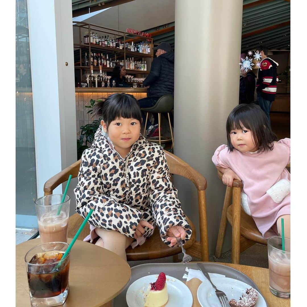 ぽるママさんのインスタグラム写真 - (ぽるママInstagram)「. . おしゃスタバ👐🏻☕️🍸🍰🥐  おしゃれインスタグラマーみたいに座るみゆと🫧 頑張っておしゃれに座ろうとするんだけど なんかの監督みたいになっちゃうふわ🧎🏻‍♀️🌷  ここで飲んだウイスキー味？のコーヒーが 美味しすぎていつも飲みたい🥹🥃☕️ 近所におしゃでかスタバができるか、 近所のスタバにも置いて欲しいなぁ💭❣️  #ケーキもパンも #めちゃめちゃ美味しいんだぁ #欲望のままに注文して #毎回お会計でびっくりするんだぁ」12月8日 22時18分 - poruporumama