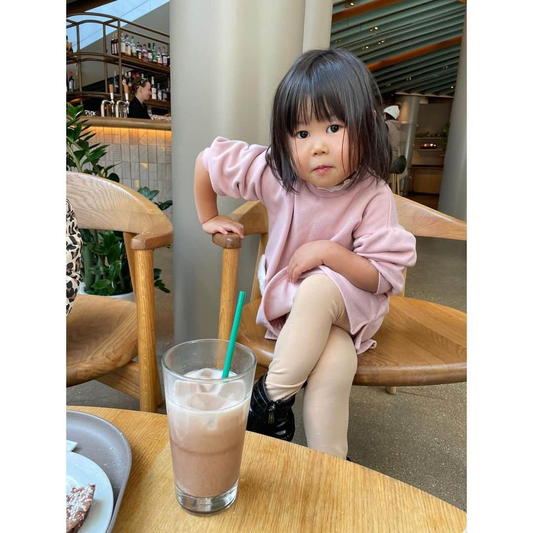 ぽるママさんのインスタグラム写真 - (ぽるママInstagram)「. . おしゃスタバ👐🏻☕️🍸🍰🥐  おしゃれインスタグラマーみたいに座るみゆと🫧 頑張っておしゃれに座ろうとするんだけど なんかの監督みたいになっちゃうふわ🧎🏻‍♀️🌷  ここで飲んだウイスキー味？のコーヒーが 美味しすぎていつも飲みたい🥹🥃☕️ 近所におしゃでかスタバができるか、 近所のスタバにも置いて欲しいなぁ💭❣️  #ケーキもパンも #めちゃめちゃ美味しいんだぁ #欲望のままに注文して #毎回お会計でびっくりするんだぁ」12月8日 22時18分 - poruporumama