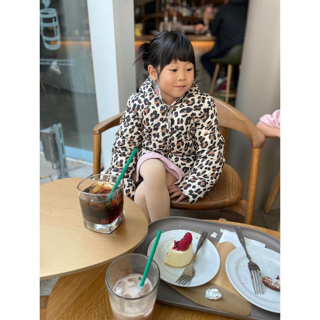 ぽるママさんのインスタグラム写真 - (ぽるママInstagram)「. . おしゃスタバ👐🏻☕️🍸🍰🥐  おしゃれインスタグラマーみたいに座るみゆと🫧 頑張っておしゃれに座ろうとするんだけど なんかの監督みたいになっちゃうふわ🧎🏻‍♀️🌷  ここで飲んだウイスキー味？のコーヒーが 美味しすぎていつも飲みたい🥹🥃☕️ 近所におしゃでかスタバができるか、 近所のスタバにも置いて欲しいなぁ💭❣️  #ケーキもパンも #めちゃめちゃ美味しいんだぁ #欲望のままに注文して #毎回お会計でびっくりするんだぁ」12月8日 22時18分 - poruporumama