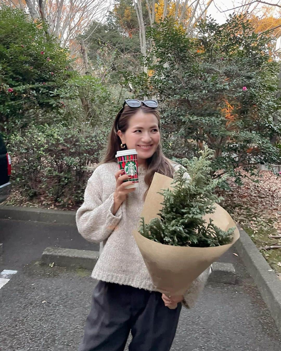 misatoのインスタグラム：「. 𝐶ℎ𝑟𝑖𝑠𝑡𝑚𝑎𝑠 𝑚𝑜𝑜𝑑🎄🎅🏽💫♥️ ⁡ ⁡ お花屋さんにあったリース用の針葉樹が可愛くて 枝のまま購入させてもらったよ♡ ⁡ あと2週間ちょっとでクリスマスだなんて 早すぎない⁇🧦♥️💦 まだ準備何もしてないんだけど🫨 ⁡ そろそろ大掃除的なこともしなくちゃだし なんだか12月はそわそわしちゃうね🧸💘 ⁡」