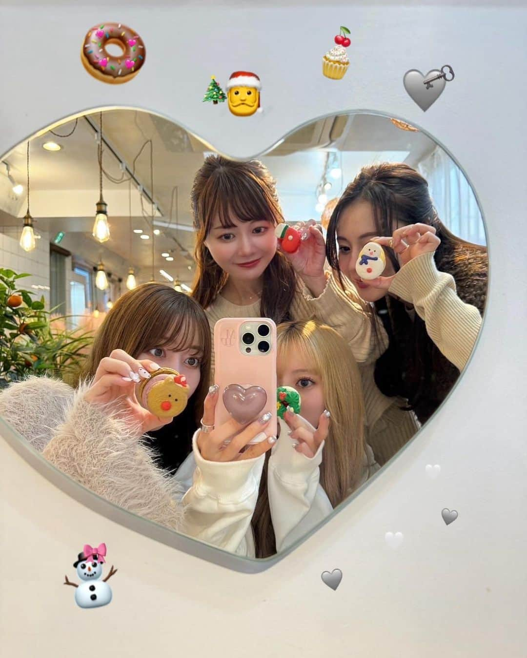 ひなたろす（佐原ひなた）のインスタグラム：「xmasのマカロン🎄♡  CLEAR TURN × MERYの 「ME TIME PARTY」に招待してもらったので みんなで行ってきたよ🧑‍🎄  ごめんね素肌のパックを初めて使ったんだけど 次の日までもちもち肌でとても良かったっ🥹🍩  @ankhcross_raft に今日も行って パリジェンヌしてもらいました♡ @ankh_hitomi さんありがとうございます！ 2023年毎月お世話になった⭐️  もちも凄くいいし、仕上がりも綺麗で アンククロス流石っていつも思います🥹  来年もよろしくおねがいします♡  #表参道カフェ #渋谷カフェ #原宿カフェ #カフェ #xmas #クリスマスマーケット #クリスマス #マカロン #クリスマスツリー #渋谷ランチ #カフェ部 #cafe #クリアターン  #シートマスク  #クリアターン_METIME #パリジェンヌ　#pr」