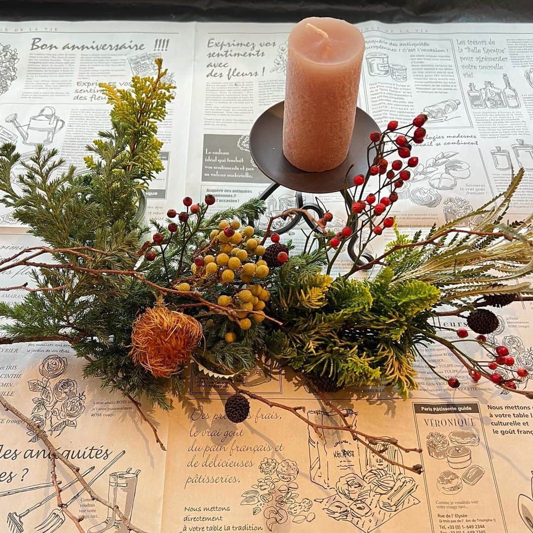 武藤乃子さんのインスタグラム写真 - (武藤乃子Instagram)「💐 クリスマスのキャンドルアレンジ🕯️  枝に花材を引っ掛けて固定して、テーブルや棚に飾れるように。 なかなかバランスが難しい。  #花のある暮らし  #花のある生活  #花の写真  #フラワーアレンジメント  #フラワーアレンジ  #フラワーアレンジメント教室  #フラワーレッスン」12月8日 20時44分 - muto_noriko.11