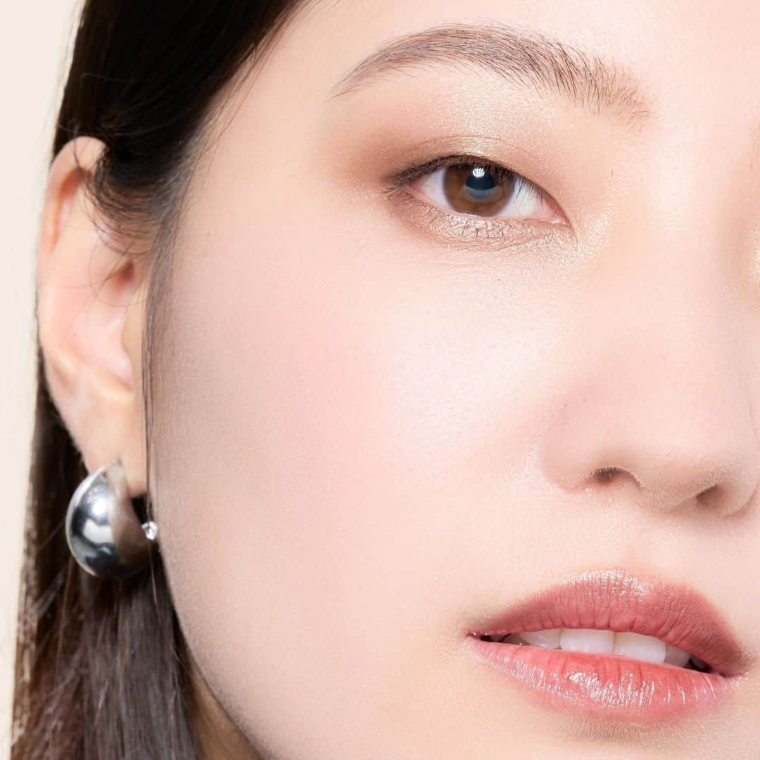 Elégance cosmeticsさんのインスタグラム写真 - (Elégance cosmeticsInstagram)「【ブラウンでまとめたおすすめホリデーメイク】 ラ プードル オートニュアンス Ⅰを使った 凛としながら華やかさも感じるメイク✨  ラ プードルは、凛とした印象をつくるⅠをチョイス！  アイカラーは、ベースにレヨン ジュレアイズ N をたっぷりのせて ヌーヴェル アイズを上からグラデーションになるように重ねると一気に華やかに！  ■■■使用アイテム■■■ 【FACE POWDER 】⠀ ラ プードル オートニュアンス⠀Ⅰ 11,000円(税込)  【EYE COLOR】 レヨン ジュレアイズ N 10 3,300円(税込)  ヌーヴェル アイズ 02 6,050円(税込)  【LIP】 ルージュ クラジュール 02  4.180円(税込)  ぜひ参考にしてみてくださいね♪  ▼アイテムの詳細は公式サイトでチェック @elegance_cosmetics ------------------------------------------------------- #エレガンスコスメティックス #ラプードルオートニュアンス #レヨンジュレアイズN #ヌーヴェルアイズ #ルージュクラジュール #ホリデー #クリスマスメイク」12月8日 20時45分 - elegance_cosmetics