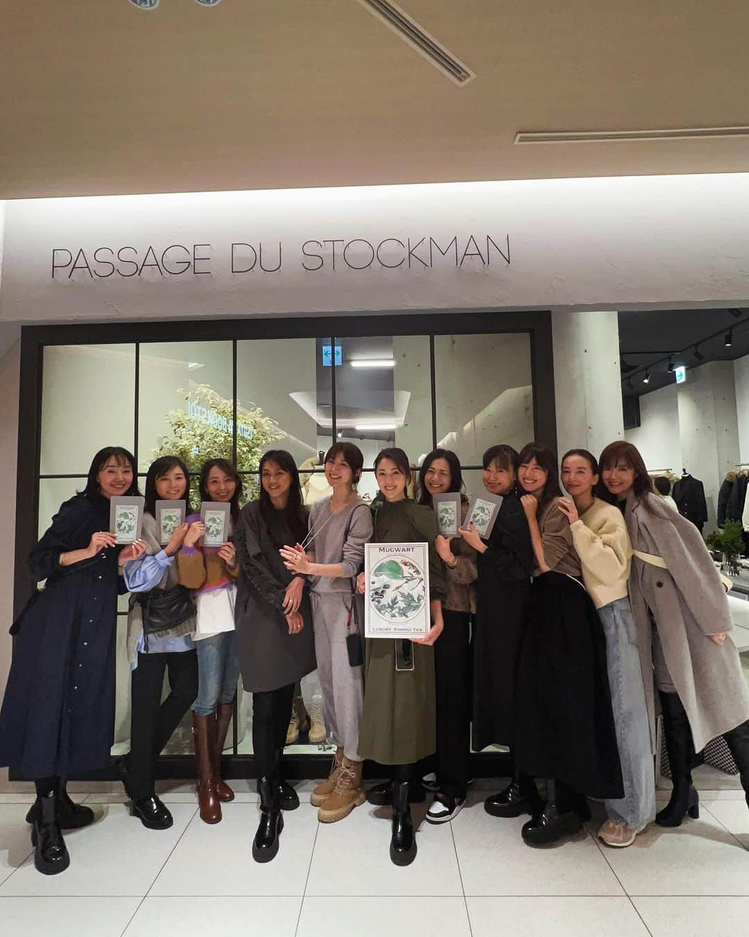 原志保のインスタグラム：「今日は、 @pdst.jp にて開催されているPOP UP SHOPに @maeyuka ゆかちゃんと行ってきました🙋‍♀️  今日から12月10日まで、  @maenorichang マエノリさんの @maisonmaenori のジャケットやワンピース  @keiko_ashida 桂子ちゃんのラグジュアリーよもぎティの試飲と販売  @27.allen_miho みほちゃんのジュエリー  @ariko418 アリコさんの割烹着  @malama_place のハワイアンスコーン(こちらは今日まで)  が販売されています💁‍♀️  ご本人にも会えるチャンス✨  期間中、桂子ちゃんのラグジュアリーよもぎティを3つお買い上げの方に一つプレゼント🎁  この週末、是非、お出かけくださいね🫶  詳しくは、ゲリラライブをご覧下さい❣️  桂子ちゃんやゆかちゃんのインスタで見ていたモデルさんが大集結✨  全員揃うと圧巻です😍  #popupshop  #PASSAGEDUSTOCKMAN #maisonmaenori #メゾンマエノリ #ラグジュアリーよもぎティ #27allen #model」