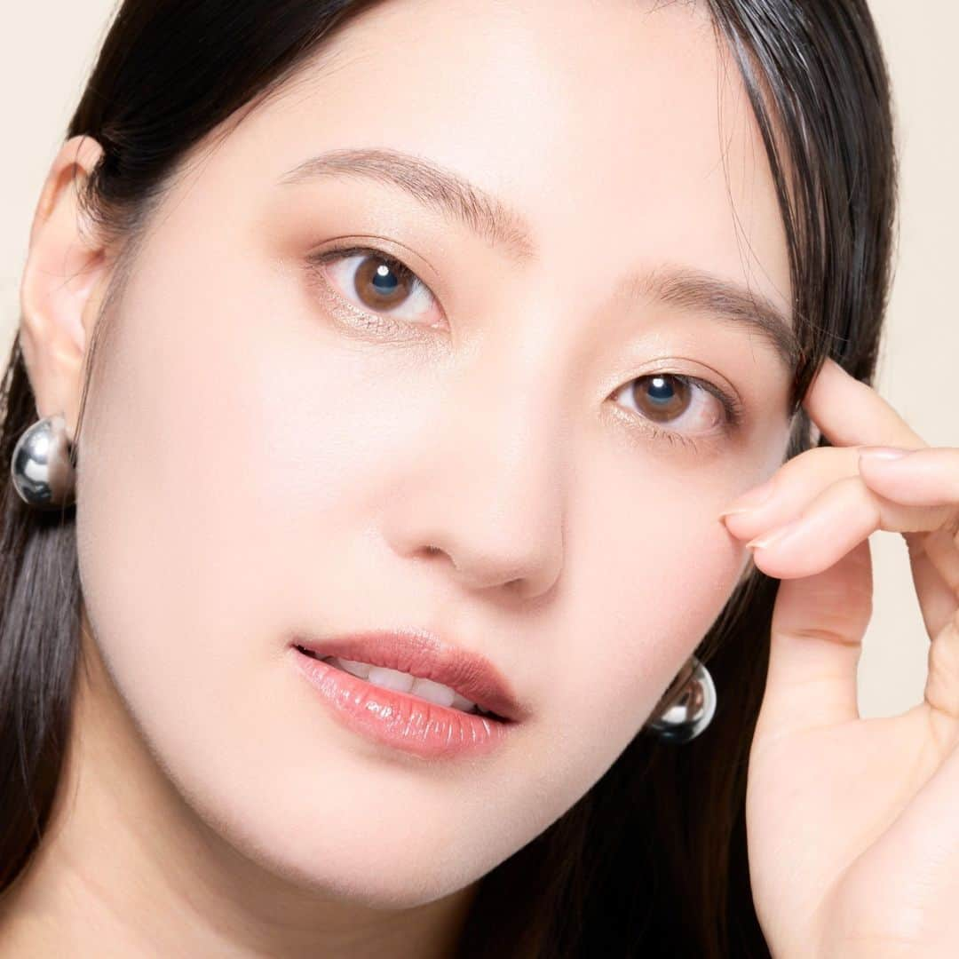 Elégance cosmeticsさんのインスタグラム写真 - (Elégance cosmeticsInstagram)「【ブラウンでまとめたおすすめホリデーメイク】 ラ プードル オートニュアンス Ⅰを使った 凛としながら華やかさも感じるメイク✨  ラ プードルは、凛とした印象をつくるⅠをチョイス！  アイカラーは、ベースにレヨン ジュレアイズ N をたっぷりのせて ヌーヴェル アイズを上からグラデーションになるように重ねると一気に華やかに！  ■■■使用アイテム■■■ 【FACE POWDER 】⠀ ラ プードル オートニュアンス⠀Ⅰ 11,000円(税込)  【EYE COLOR】 レヨン ジュレアイズ N 10 3,300円(税込)  ヌーヴェル アイズ 02 6,050円(税込)  【LIP】 ルージュ クラジュール 02  4.180円(税込)  ぜひ参考にしてみてくださいね♪  ▼アイテムの詳細は公式サイトでチェック @elegance_cosmetics ------------------------------------------------------- #エレガンスコスメティックス #ラプードルオートニュアンス #レヨンジュレアイズN #ヌーヴェルアイズ #ルージュクラジュール #ホリデー #クリスマスメイク」12月8日 20時45分 - elegance_cosmetics