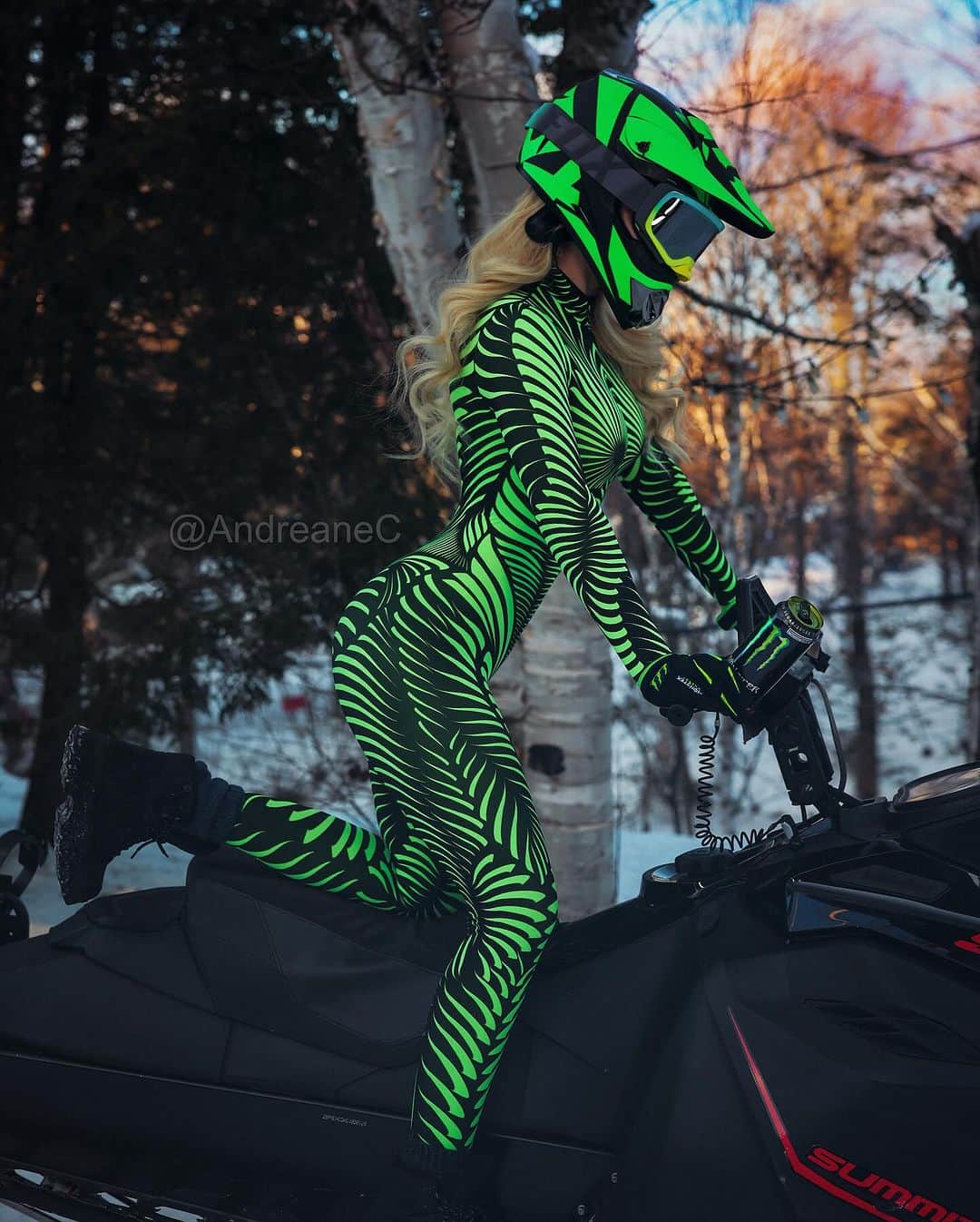 Andreane Chamberlandのインスタグラム：「Get your @monsterenergy dose today 💚🖤」