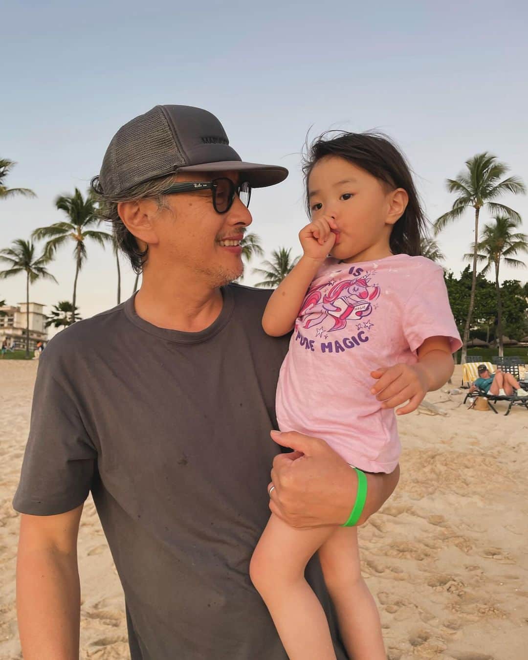 加藤章太郎さんのインスタグラム写真 - (加藤章太郎Instagram)「. 今日はビーチでのんびり そろそろハワイの旅が終わりに近づいています😢  #koolina #beach #sunset #hawaiitrip #hawaii #familytrip #vacation #aloha #lovemydaughter」12月8日 20時45分 - __shotaro__