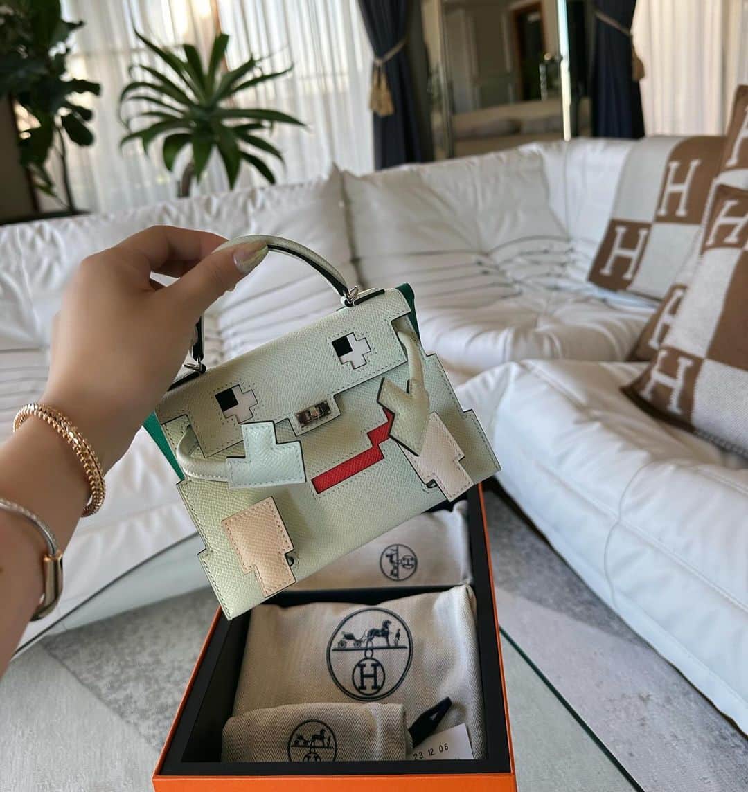 megbabyのインスタグラム：「💚👜🤖  自分への誕生日プレゼント🎁 今年も引き寄せの力がすごかったです😳 2023年はマグワートな年にすると去年から決めてたので頭の中はグリーンとピンクが常にあったの🧠  マグカラーなグリーン、ヴェールフィズのケリードールピクトちゃんが私の元へやってきてくれました😭✨ 背中にはマグトナモイストの濃いグリーンカラーのリュック🎒も背負ってるの🥺愛おしすぎる🩷  本当に出会いに感謝の年でした🫶 残り1ヶ月悔いのない一年になるように駆け抜けるわよ❤️‍🔥 来週から大阪でのPOPUP‼️たくさんの人に感謝を伝え続けます❤️‍🔥 ぜったい会いに来てね😘  #hermes #kellydollpicto」