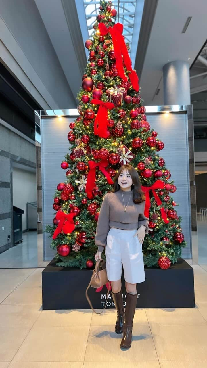 曽田茉莉江のインスタグラム：「お友達とホテルランチ🍽️🎄 やはりツリーがあるとつい 吸い寄せられちゃう私です🥹🩷 ツリーもイルミネーションも ワクワクしちゃいますよね🥹笑  そして先日の　@moissanite.brillar  さんの オープンイベントで出会ったブレスレットをつけて 更にワクワク🥹こちらはスキンジュエリーなので お風呂も大丈夫なんてすごい🥹なんとセクシー💎 フランスでは時計とブレスレットを一緒につけて 遊ぶのがオシャレと前に教えて頂き 念願です🥹✨  tops @naturalbeautybasic_official  pants @celford_official  bag @polene_paris  boots @hiand_official  bracelet @moissanite.brillar  earring  @rnyroom21   #モアサナイト＃モアサナイトブリジャール #moissanitebrillar#fashion #code #pr」