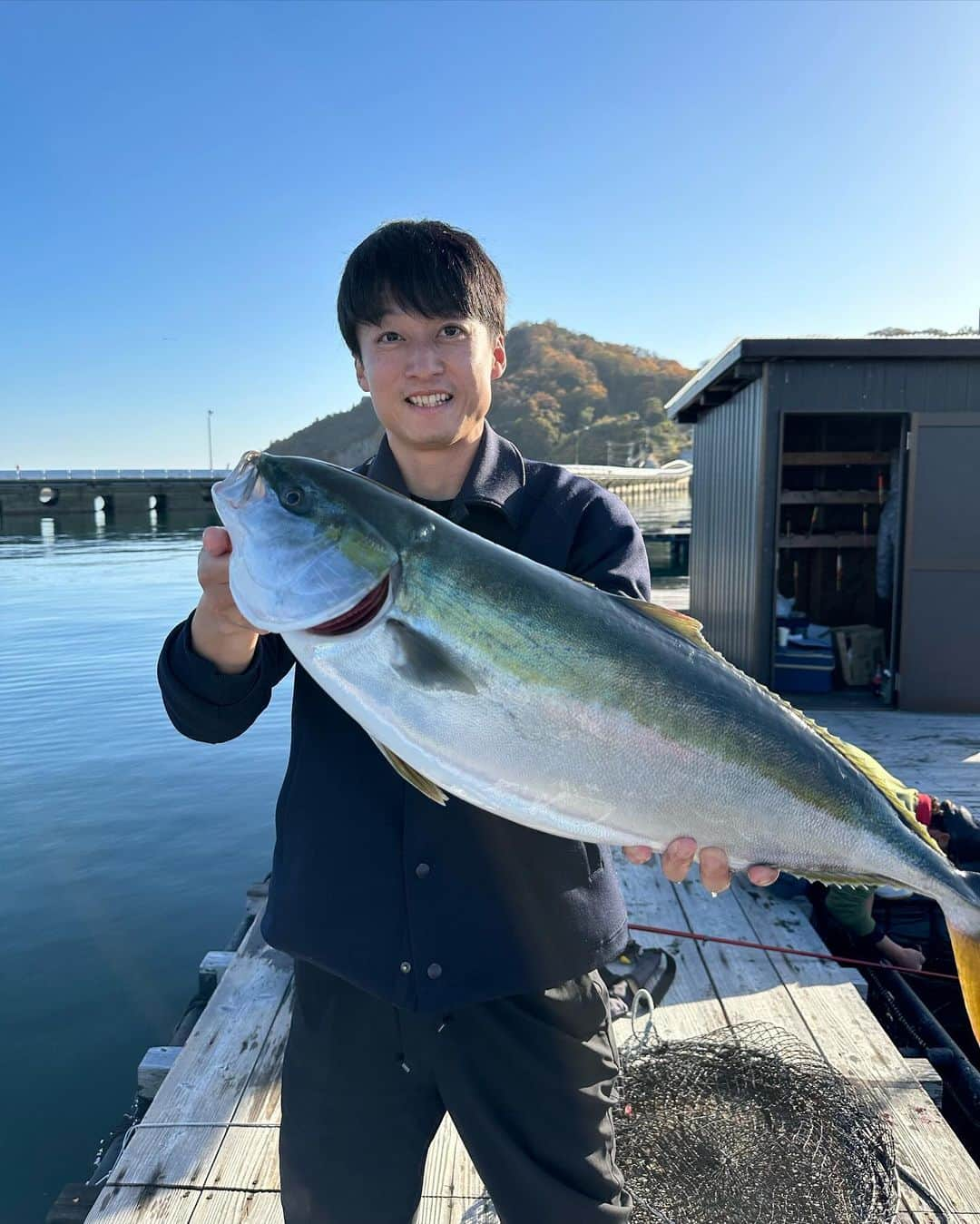 ゴッホ向井ブルーのインスタグラム：「今日はたむしゅんと大竹市阿多田島の海上釣堀・大漁丸で釣りをしてきました！！ 鯛とブリがきました🎣 めちゃくちゃ楽しかった〜！！ そしてさかいさん捌いていただきありがとうございました🙏🏻」