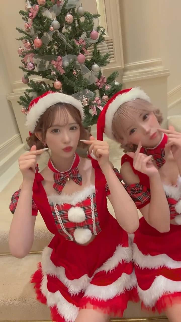 ドレスショップTIKA公式のインスタグラム：「【⠀Tikaペア♥️🎅🏻🎄.*】桃々×聖菜サンタコスプレ💗   #サンタコス  #サンタコスプレ  #コスプレ撮影  #伊藤桃々  #聖菜  #コスプレ女子  #サンタコスプレはtika  #クリスマスコーデ  #白ギャル」