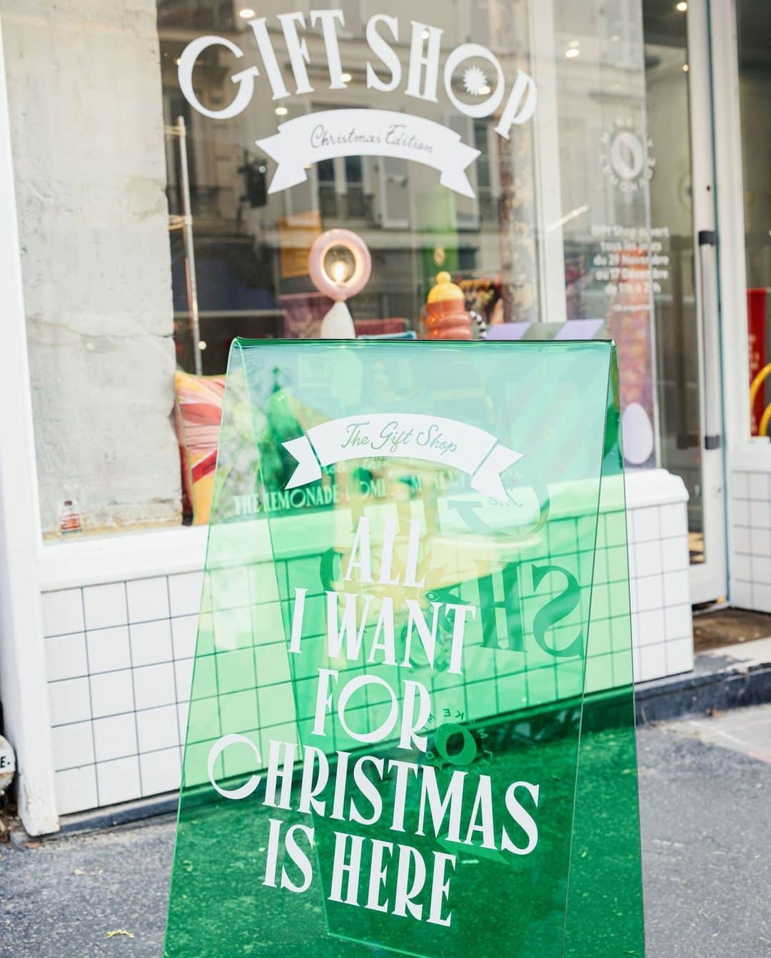 lisa gachetのインスタグラム：「Une adresse à retenir : 8 rue des Abesses dans le 18ème. THE place pour trouver le cadeau parfait à offrir pour Noël ! Notre popup store est ouvert tous les jours, de 11h à 20h, jusqu'au 17 décembre. N'attendez plus 🥳🥰  🍋 #makemylemonade #giftshop #montmartreparis #popupstore」