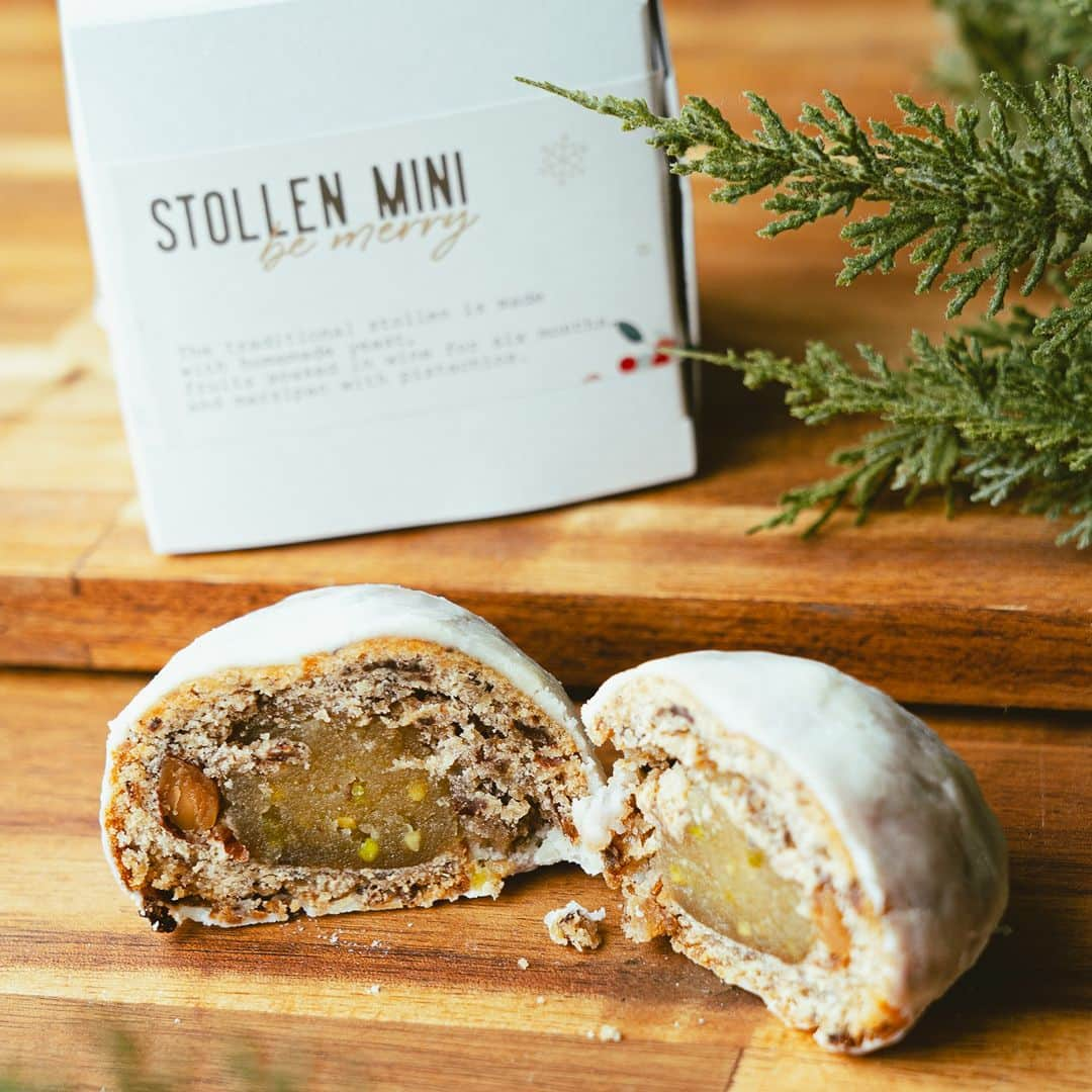 TYSONS&COMPANYのインスタグラム：「. 【Stollen】 毎年人気のシュトーレンを販売中。 今年はオリジナルとショコラの2種をご用意。 オリジナルはプチギフトにもぴったりなコロンと可愛いミニサイズが初登場。 レギュラーサイズとスライスもご用意しています。  breadworksのシュトーレン、是非お試しください。  #Stollen2023 #シュトーレン2023 #breadworks #theroasterybynozycoffee #ChristmasStollen」