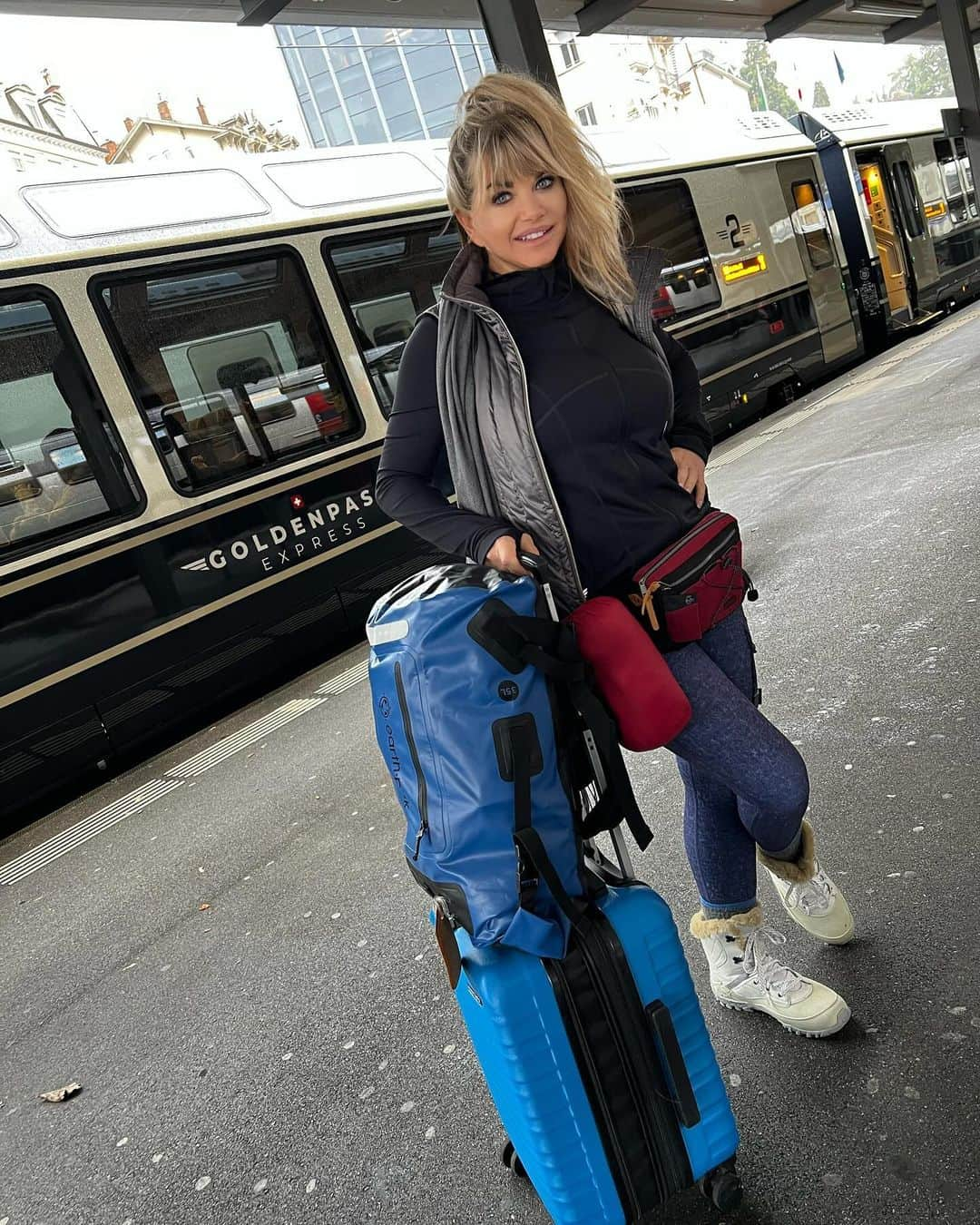 ヴィッキー・ヴェットのインスタグラム：「Proud member of the #fannypack club… do you wear yours to the front or back… up high or hanging low?! ❤️❄️☃️ … where are we headed next?! 😇 #norwegiangirl #goldenpass #switzerland 🇨🇭#swissalps #swisstravel #trainspotting 🚊🚂🚞 #eurotrip #montreux」