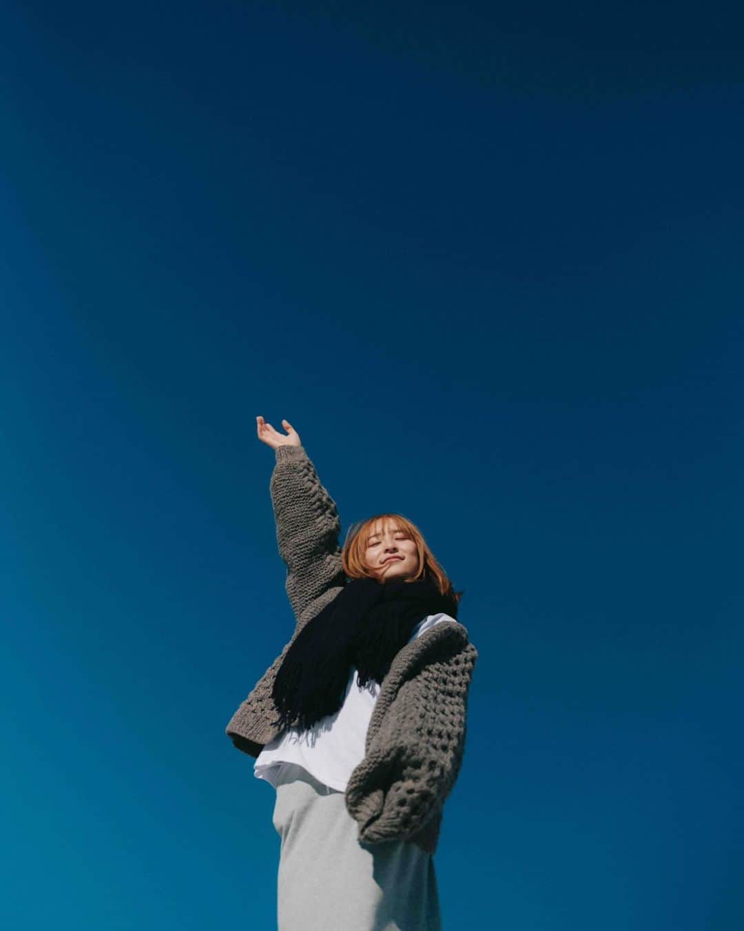 中崎絵梨奈さんのインスタグラム写真 - (中崎絵梨奈Instagram)「.  飛べっ！飛べ！  高く飛べ！！！  昨日より少しだけ。  📷　@takataka1960   #作品撮り　#青空」12月8日 20時54分 - nakazaki_erina